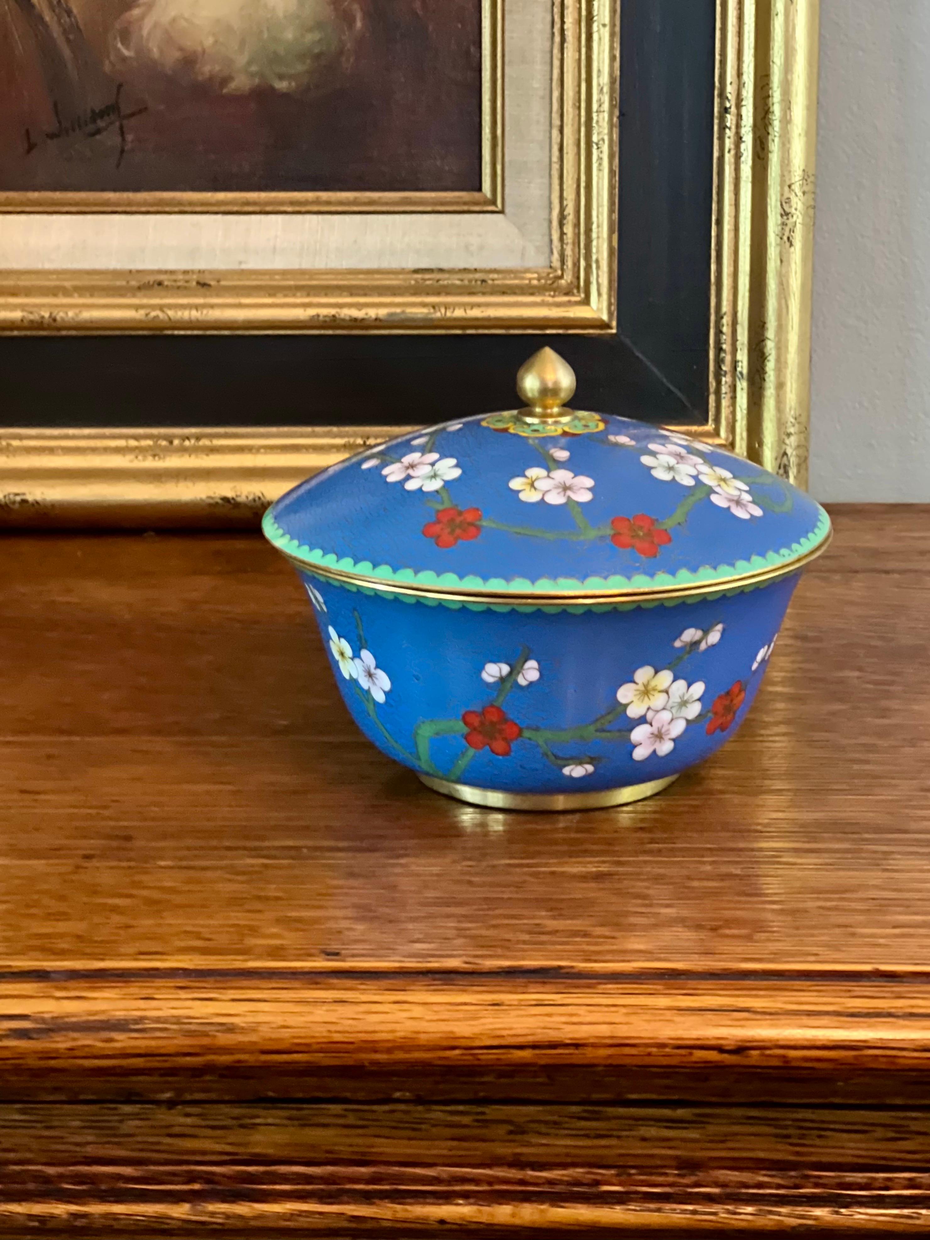 Scatola o ciotola con coperchio tondo Cloisonné cinese blu lapis d'epoca in vendita 5