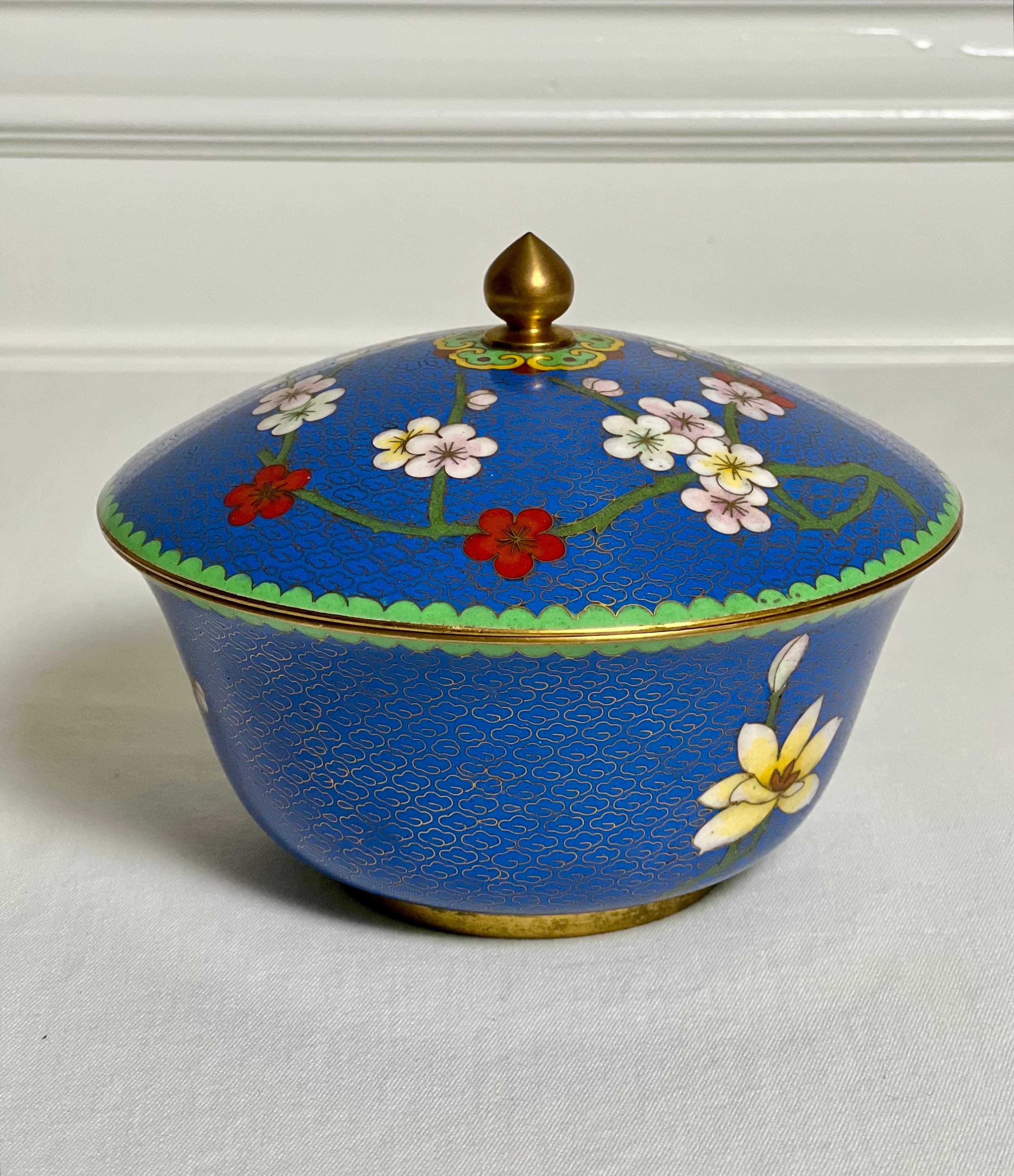 Esportazione cinese Scatola o ciotola con coperchio tondo Cloisonné cinese blu lapis d'epoca in vendita