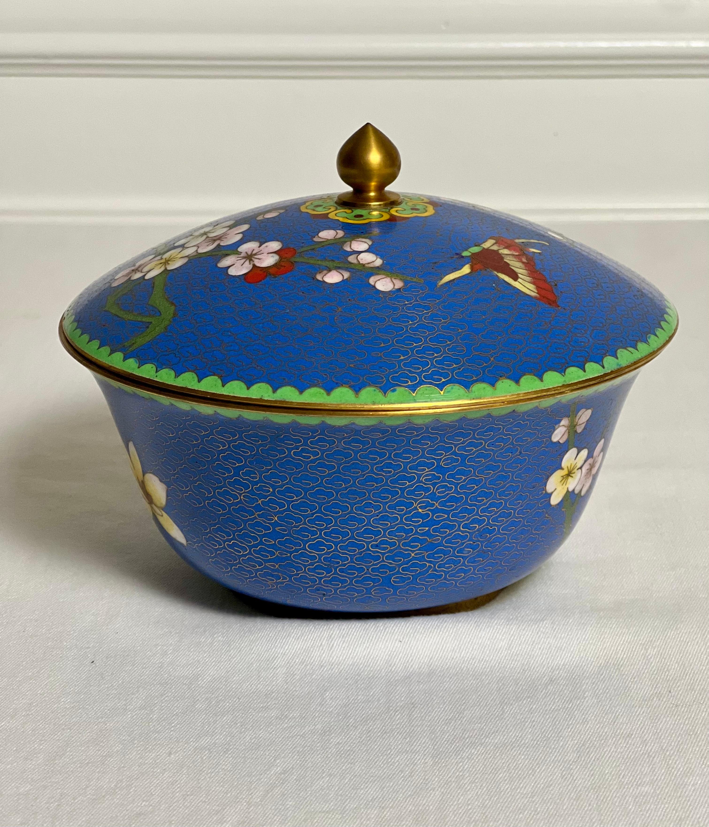 Cinese Scatola o ciotola con coperchio tondo Cloisonné cinese blu lapis d'epoca in vendita