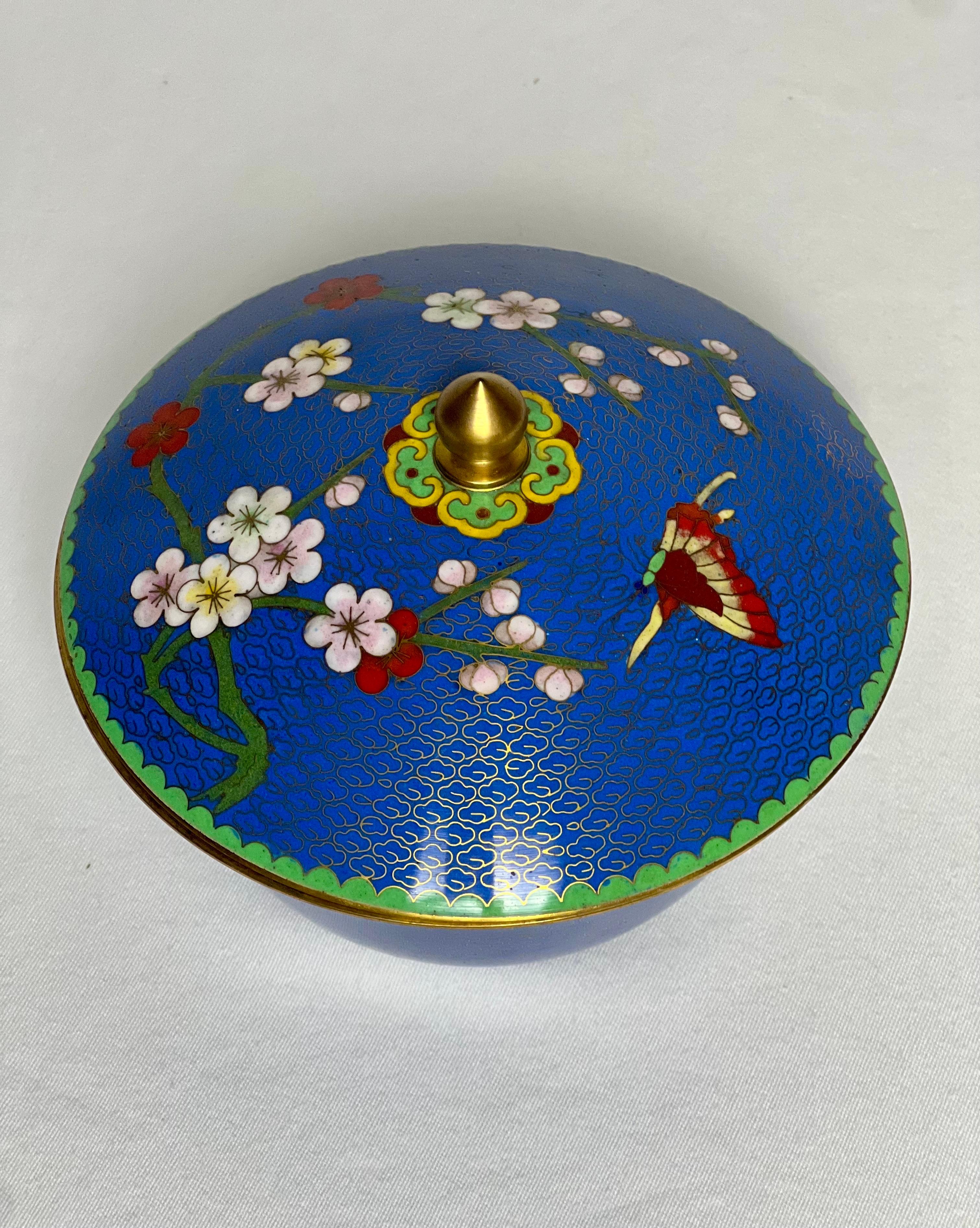 Scatola o ciotola con coperchio tondo Cloisonné cinese blu lapis d'epoca In condizioni buone in vendita a Doylestown, PA