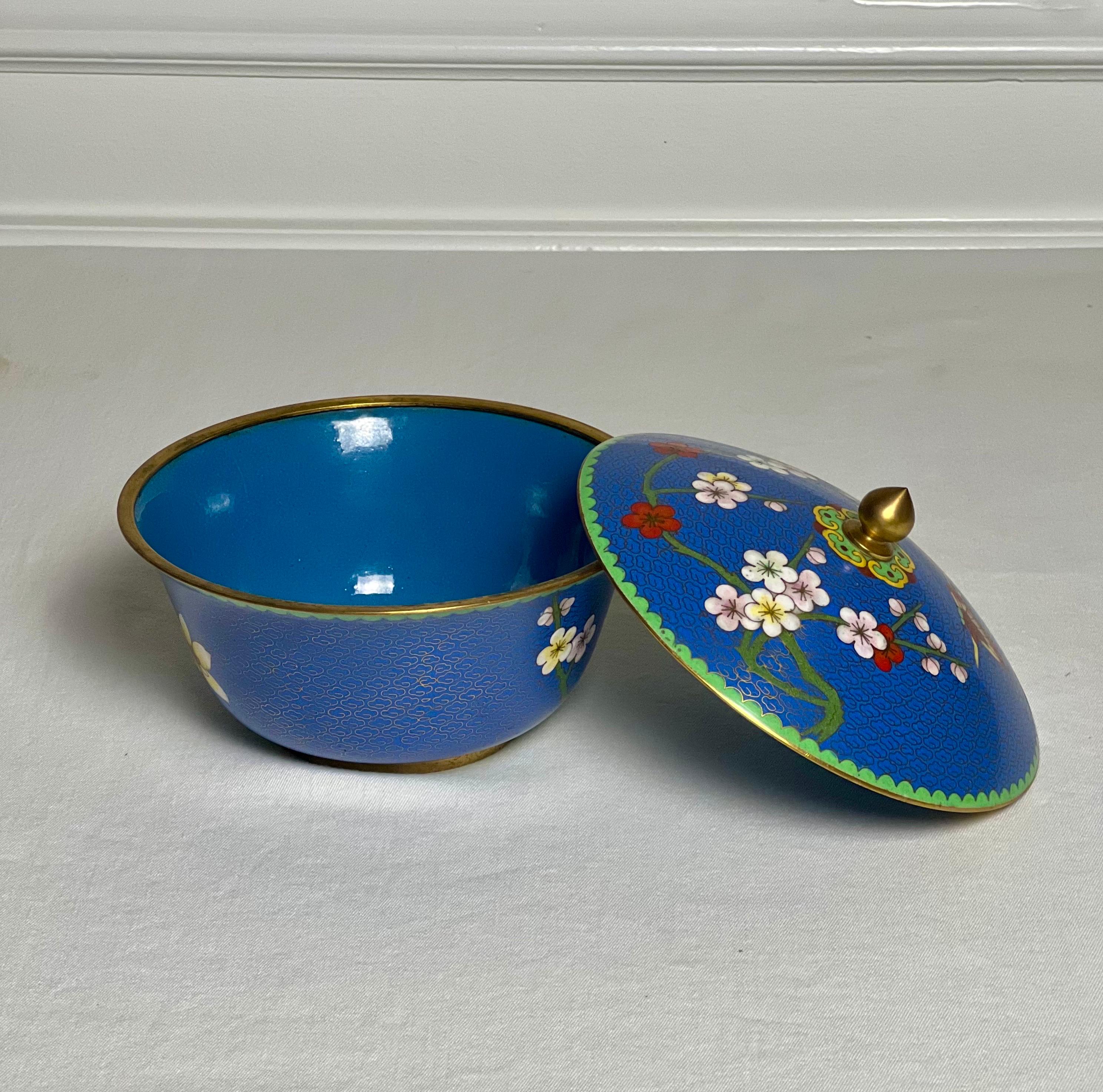 XX secolo Scatola o ciotola con coperchio tondo Cloisonné cinese blu lapis d'epoca in vendita