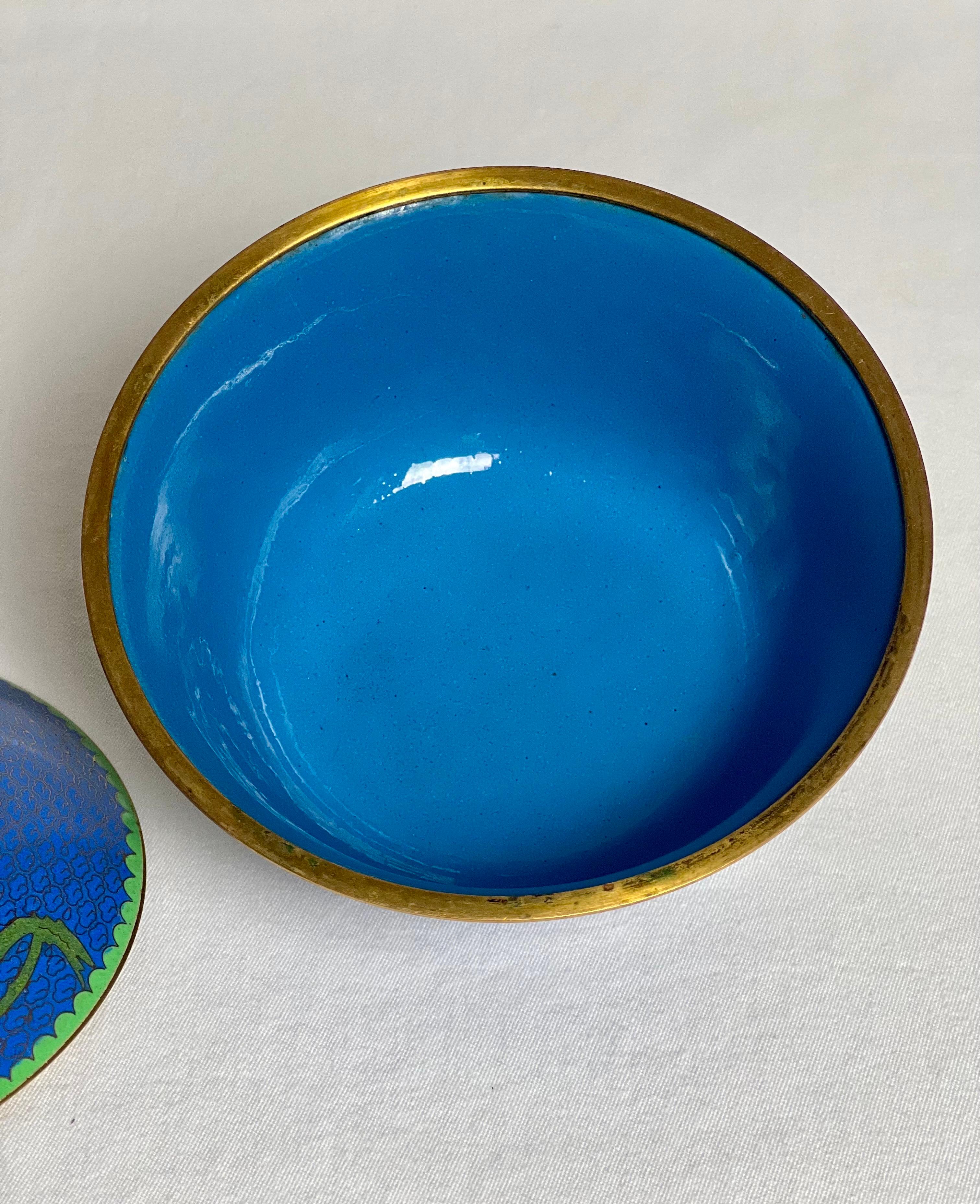 Metallo Scatola o ciotola con coperchio tondo Cloisonné cinese blu lapis d'epoca in vendita