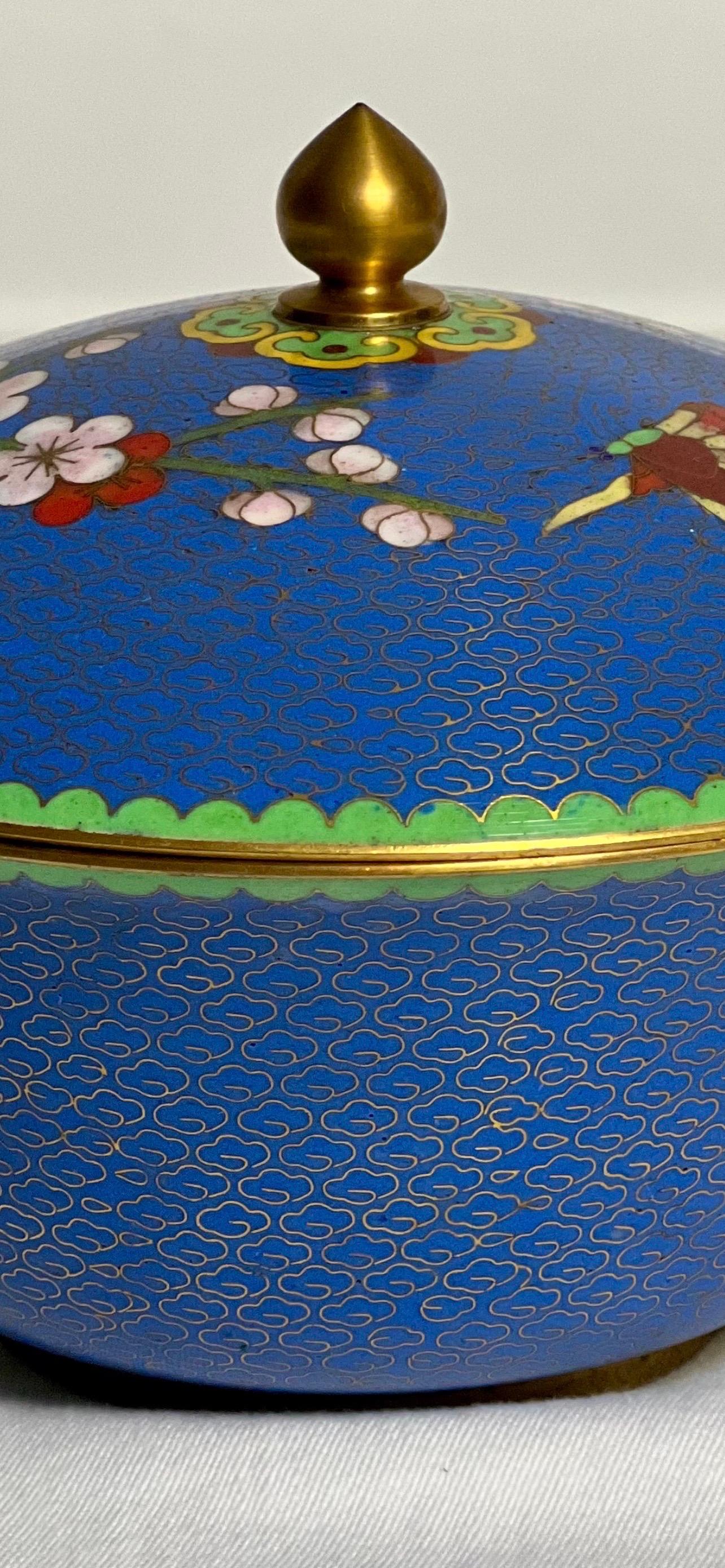 Scatola o ciotola con coperchio tondo Cloisonné cinese blu lapis d'epoca in vendita 1