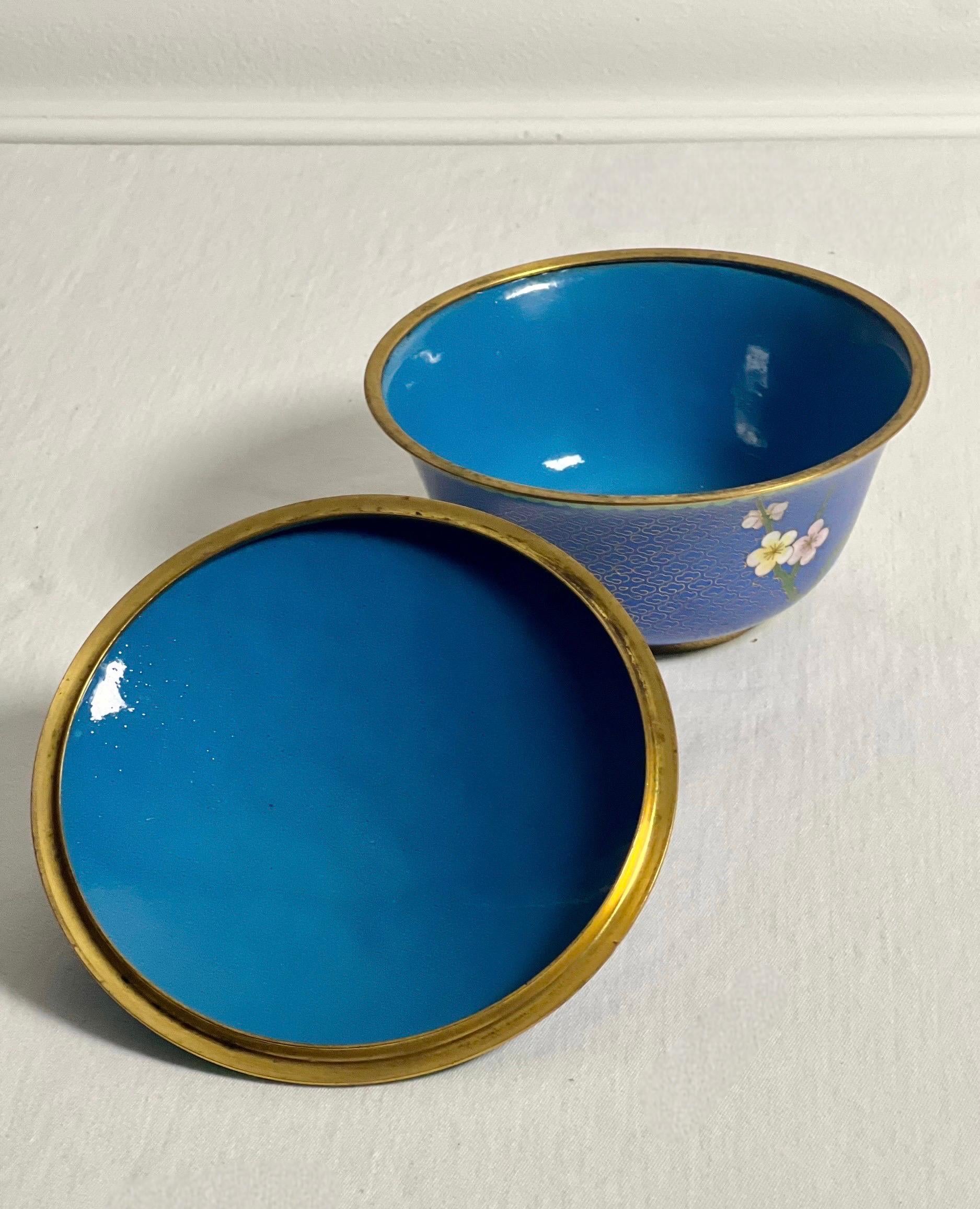 Scatola o ciotola con coperchio tondo Cloisonné cinese blu lapis d'epoca in vendita 2
