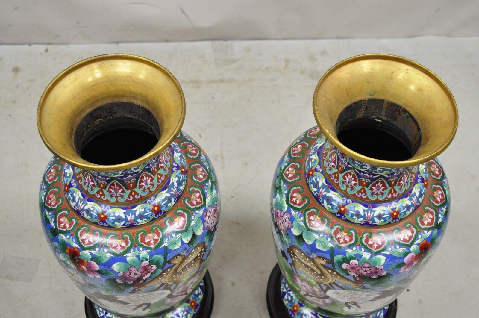 Paire de vases en porcelaine cloisonnée émaillée de Chine représentant une grue et un cerf - une paire en vente 3