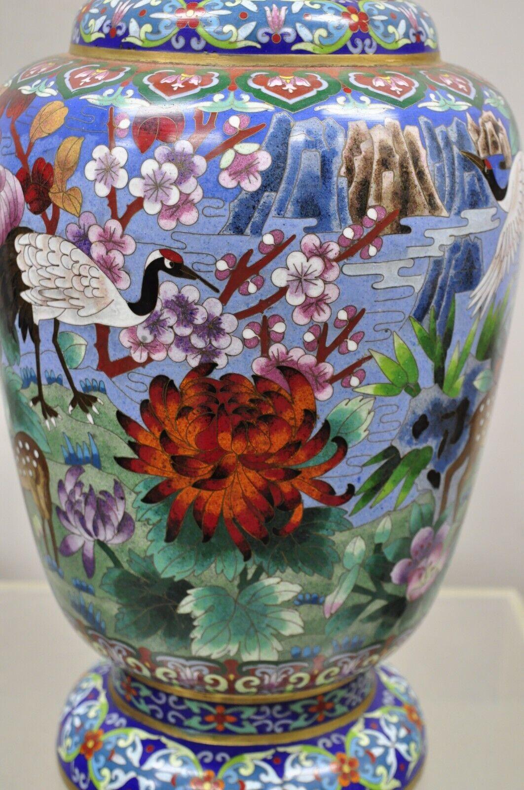 Laiton Paire de vases en porcelaine cloisonnée émaillée de Chine représentant une grue et un cerf - une paire en vente