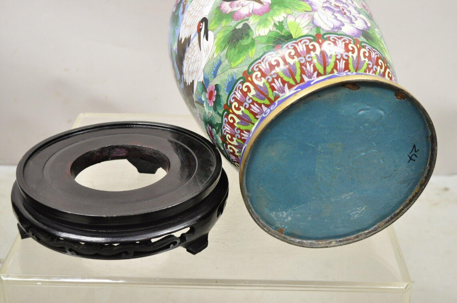 Paire de vases en porcelaine cloisonnée émaillée de Chine représentant une grue et un cerf - une paire en vente 2