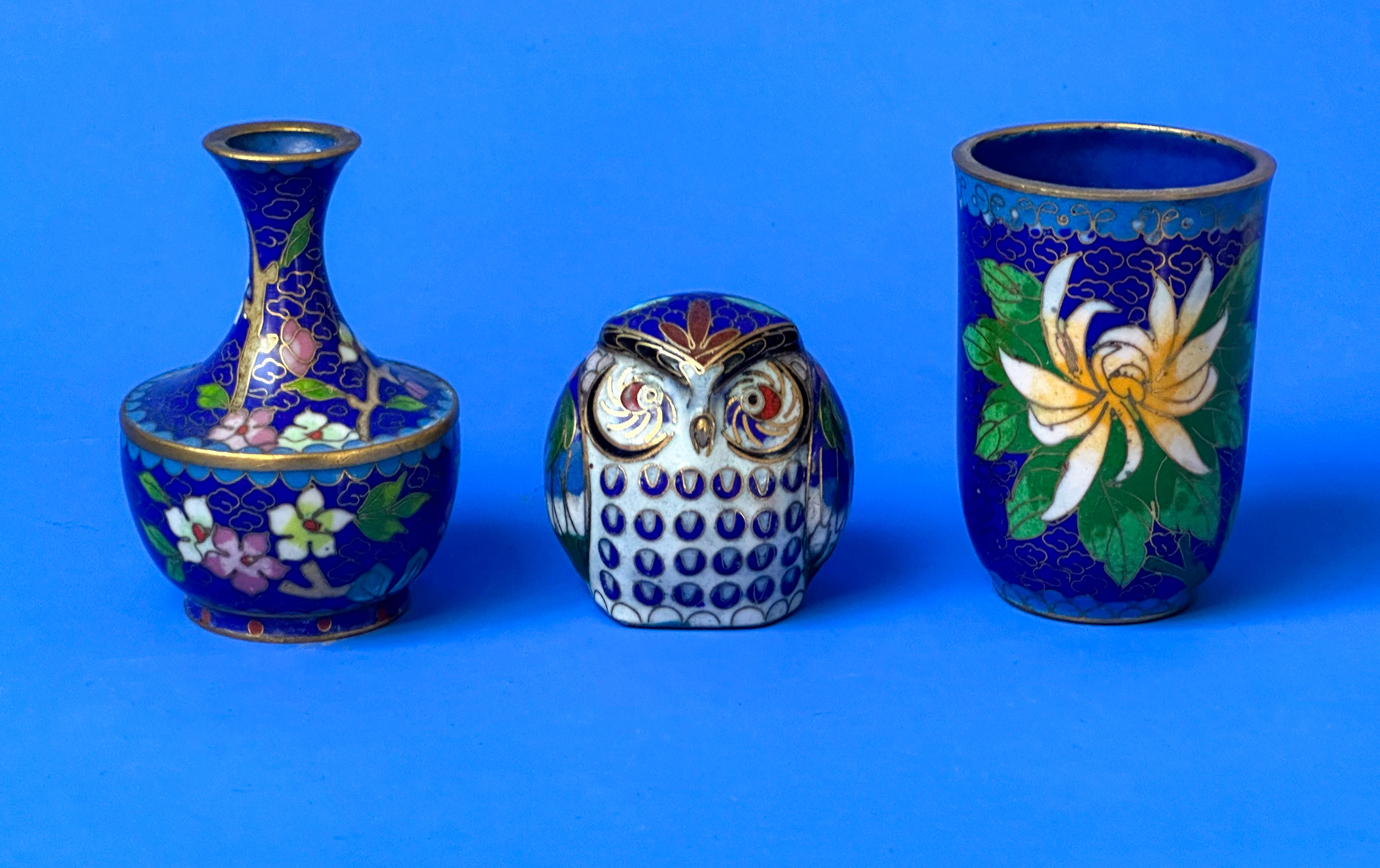 Exportation chinoise Vintage Chinese Cloisonné - Vase, gobelet et ornement hibou - tons bleus en vente