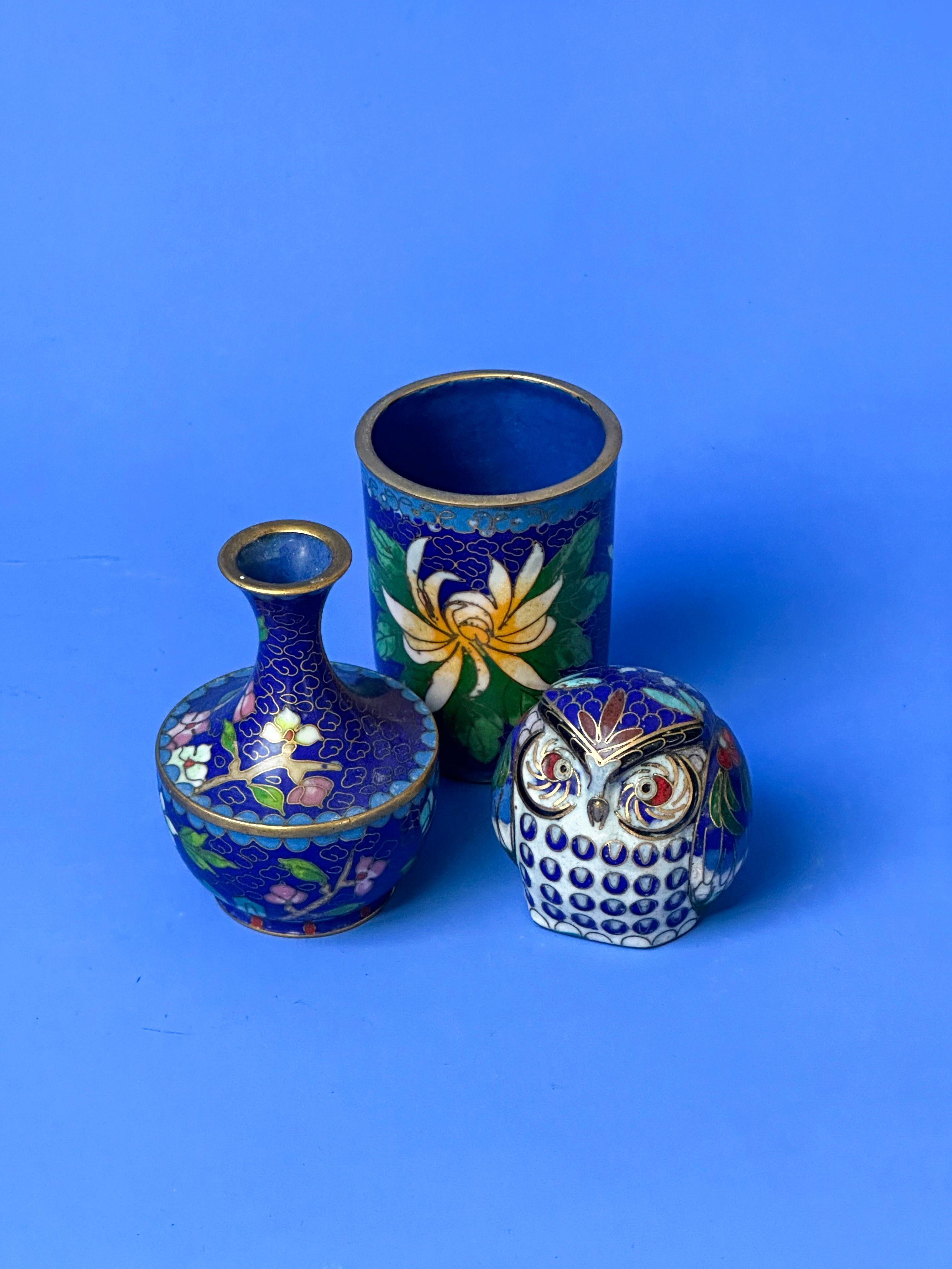 Chinois Vintage Chinese Cloisonné - Vase, gobelet et ornement hibou - tons bleus en vente
