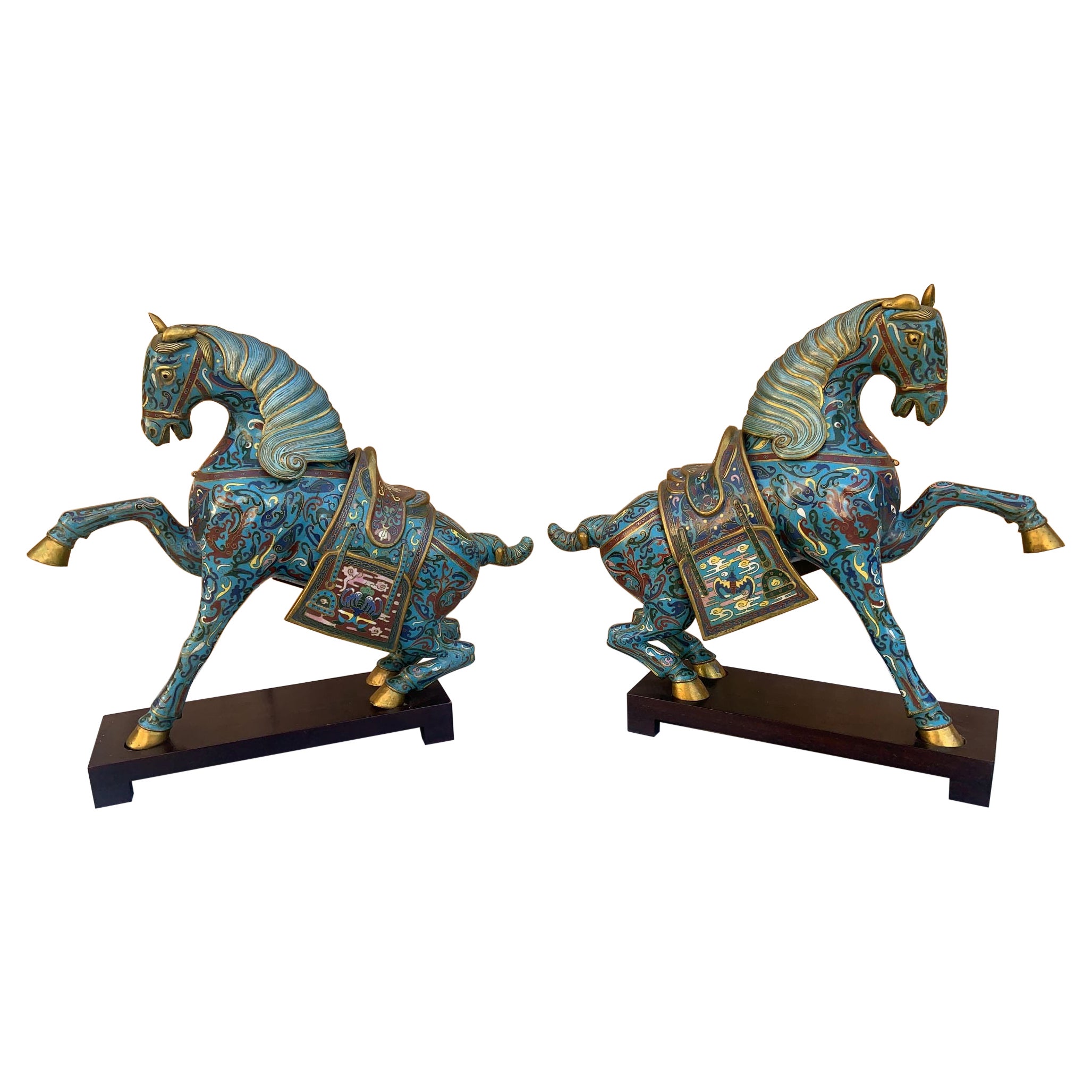 Esculturas Chinas Antiguas de Cloisonné de Caballos de Guerra sobre Base de Caoba - Pareja