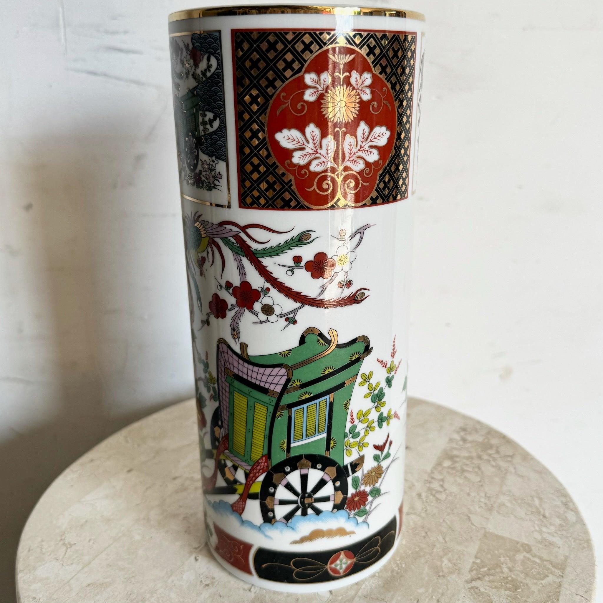 Vase vintage en porcelaine cylindrique chinoise avec des scènes complexes peintes à la main, témoignant d'un savoir-faire artisanal et d'un héritage culturel exceptionnels.
 
 Nous vendons les articles tels qu'ils ont été acquis, sans les restaurer
