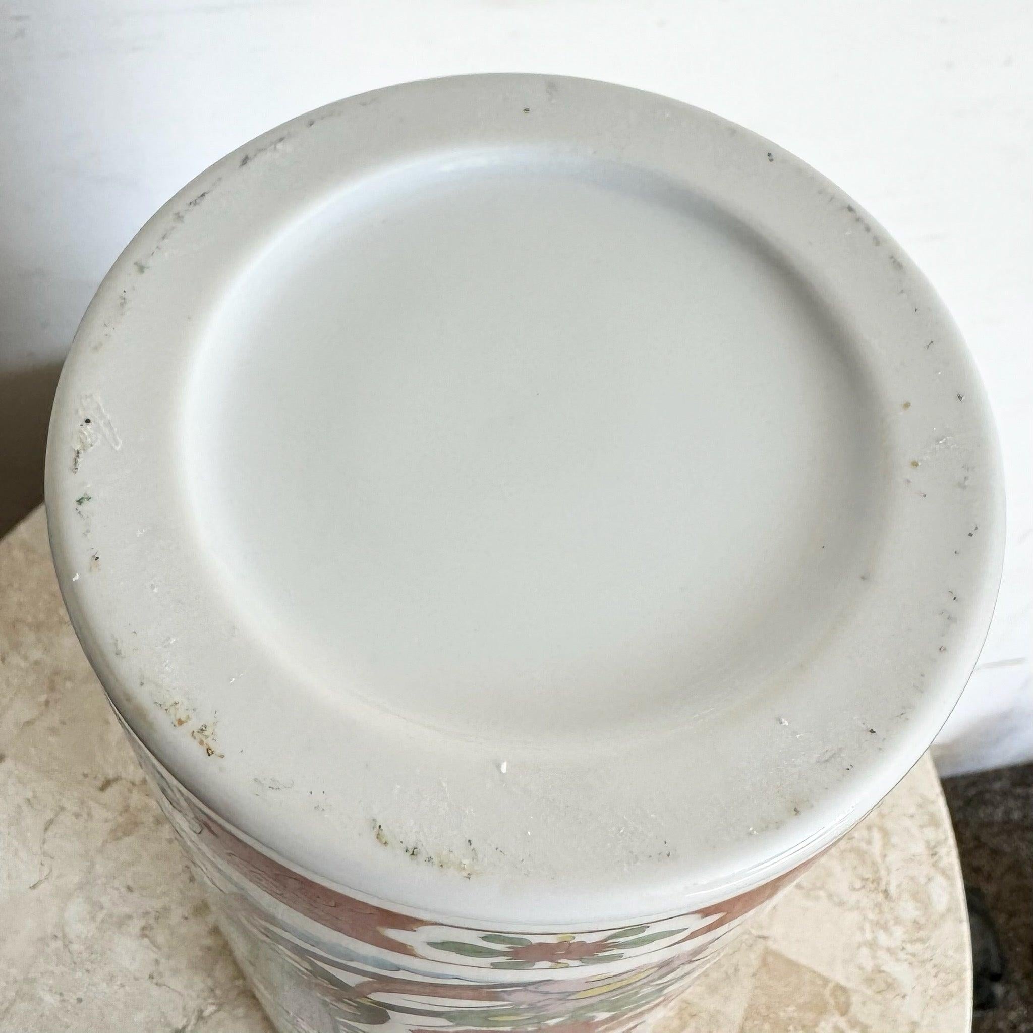 20ième siècle Vase chinois cylindrique peint à la main en vente