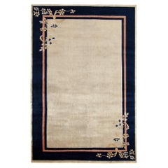 Chinesischer Deko-Teppich im Vintage-Stil in Beige mit offenem Feld und blauem Blumenmuster von Teppich & Kelim