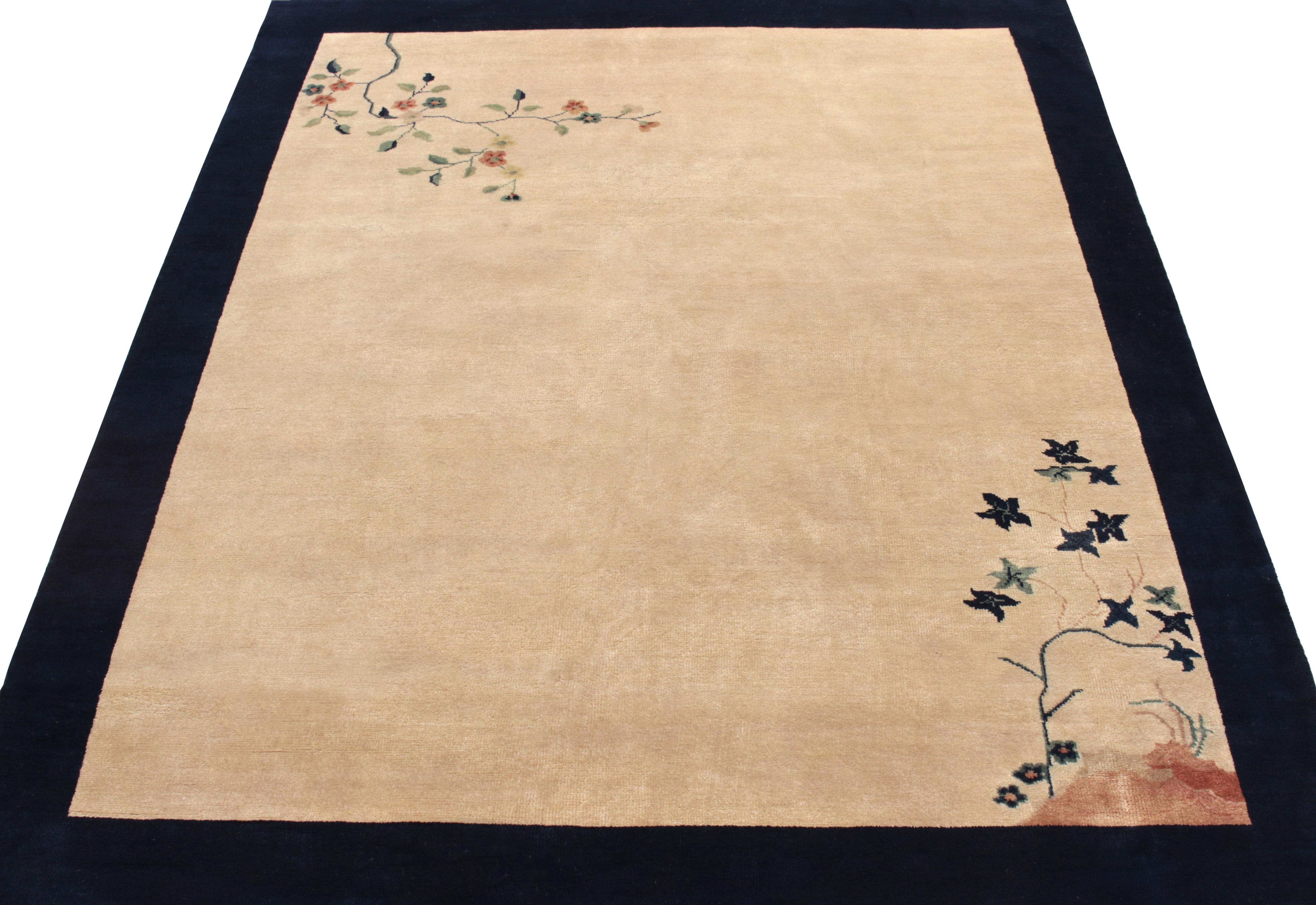 Dieser 5x8 große Vintage-Teppich, der die Schönheit des minimalistischen orientalischen Stils preist, ist eine Ode an die chinesischen Art-Déco-Teppiche der 1920er Jahre. Er zeigt blühende Zweige in Teal, Mandarine und Hellblau, die sich im