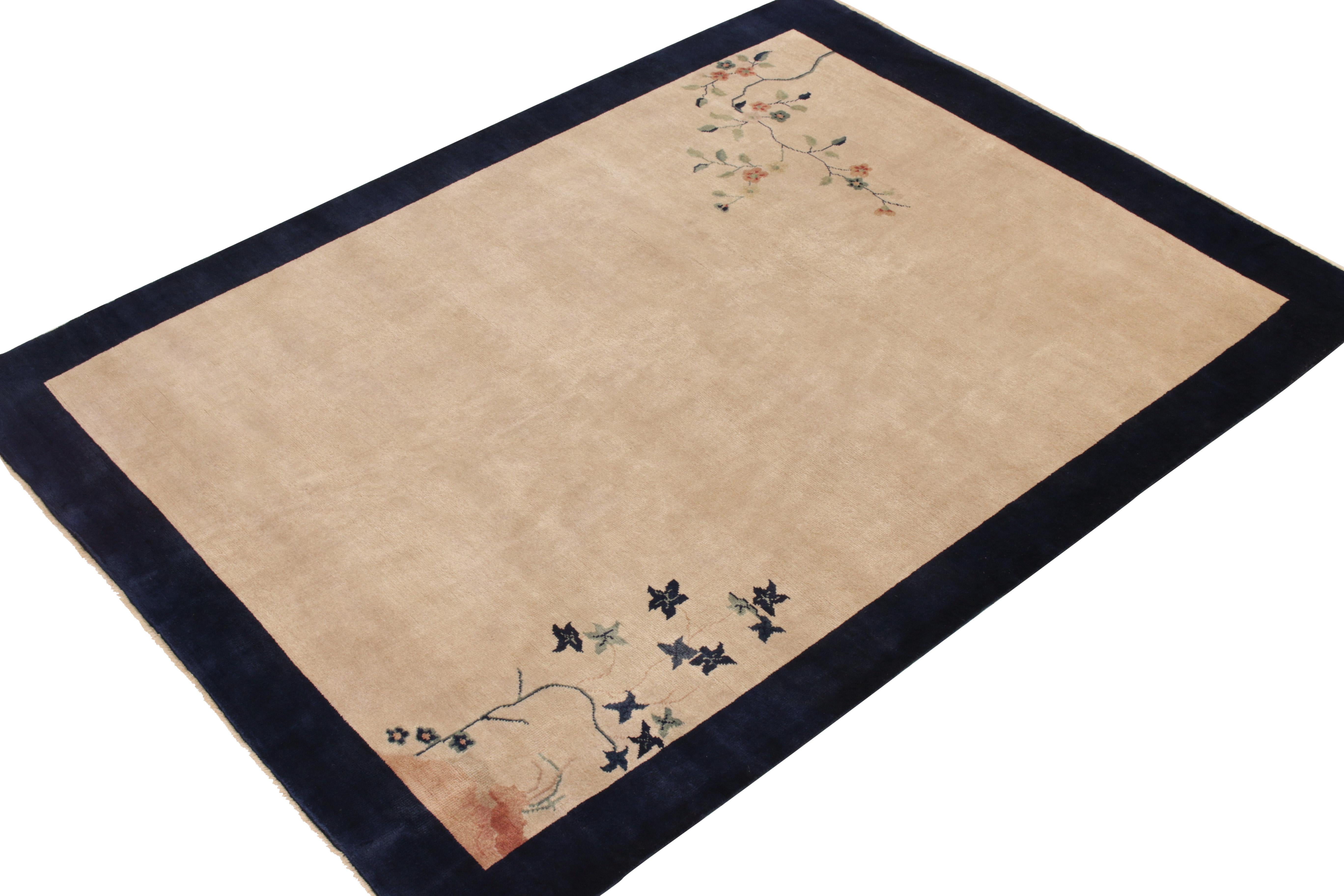 Chinesischer Deko-Teppich im Vintage-Stil in Blau, Beige, Teal, Rot mit Blumenmuster von Teppich & Kelim (Art déco) im Angebot