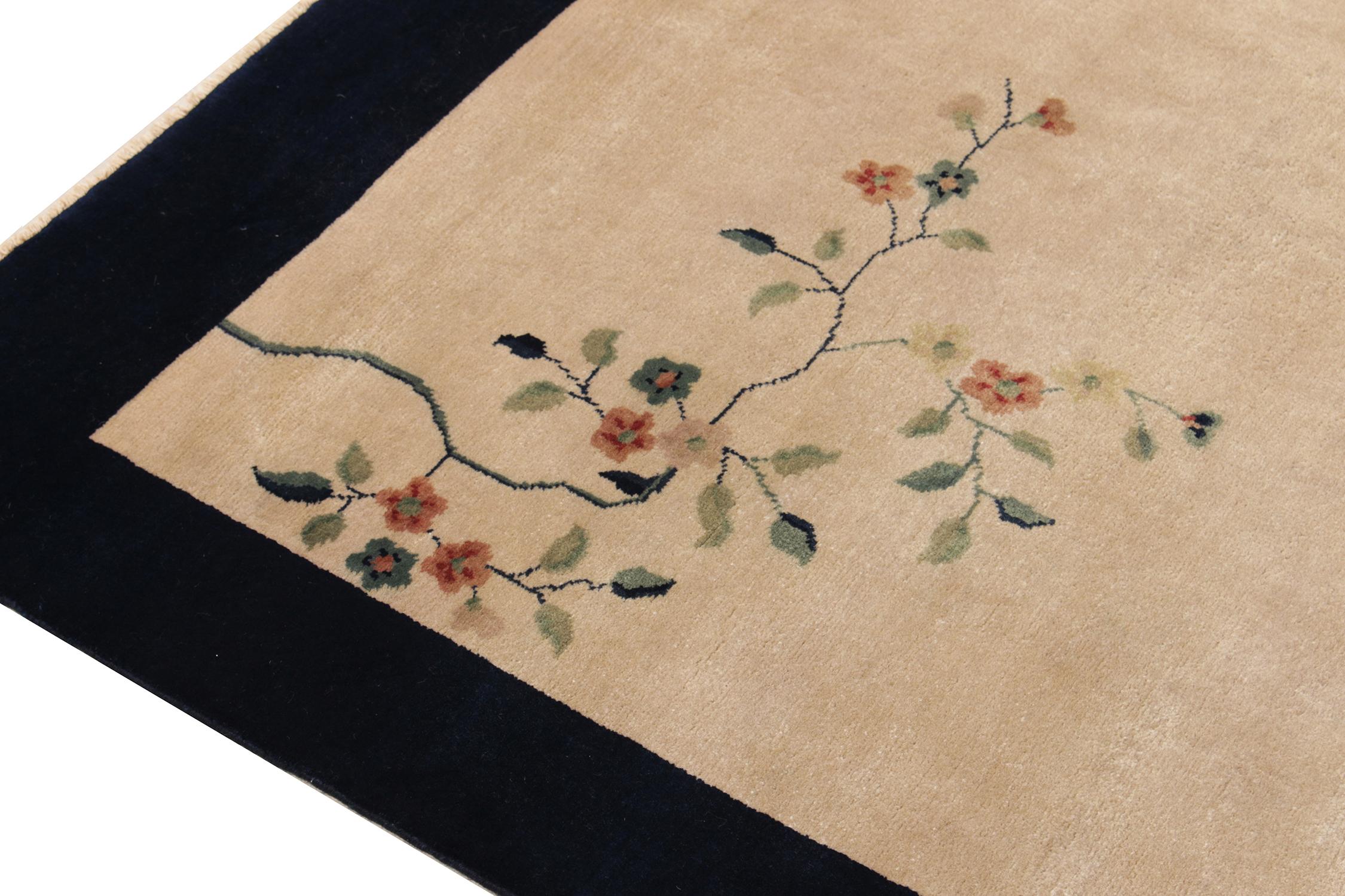 Chinesischer Deko-Teppich im Vintage-Stil in Blau, Beige, Teal, Rot mit Blumenmuster von Teppich & Kelim (Handgeknüpft) im Angebot