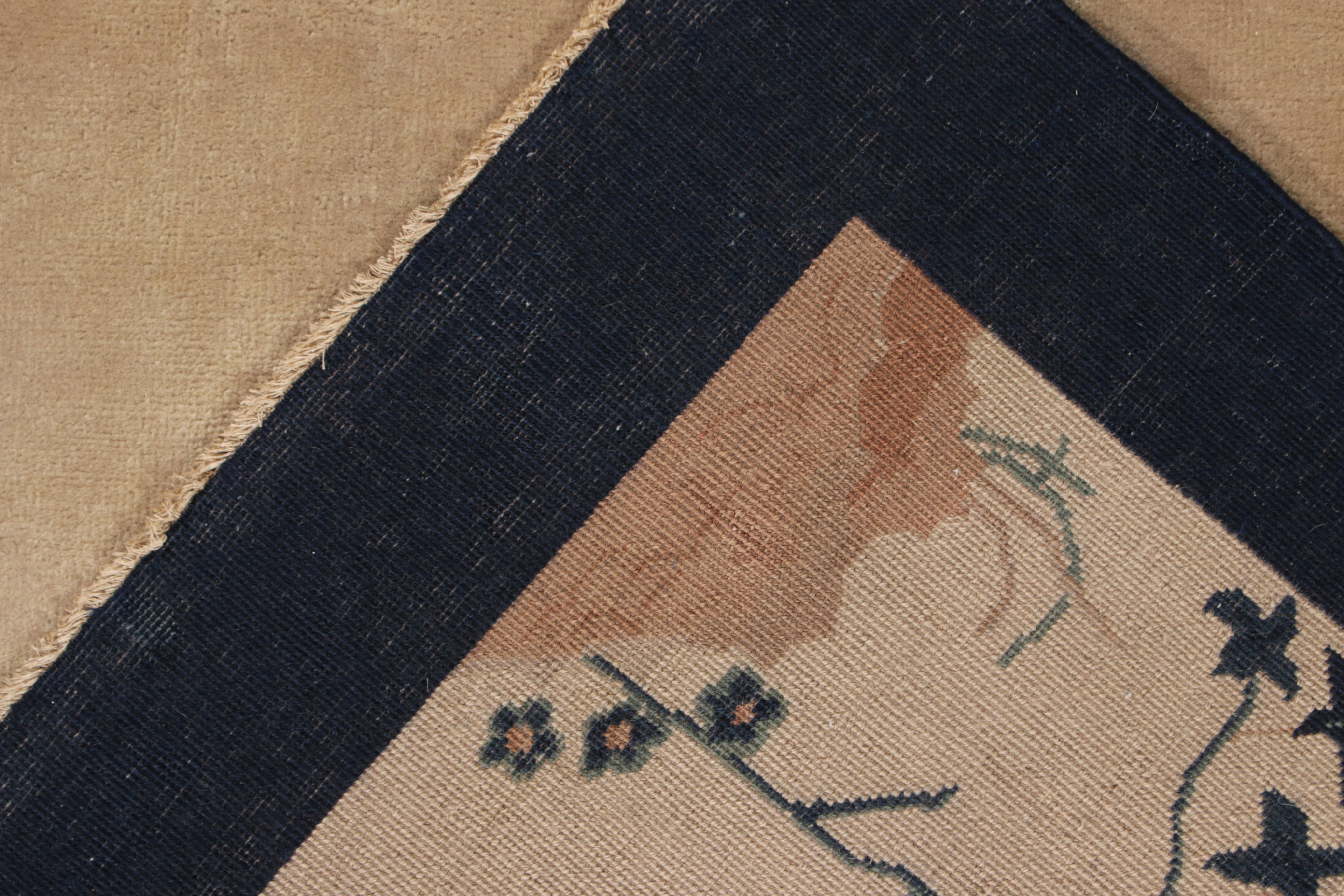 Chinesischer Deko-Teppich im Vintage-Stil in Blau, Beige, Teal, Rot mit Blumenmuster von Teppich & Kelim im Zustand „Gut“ im Angebot in Long Island City, NY