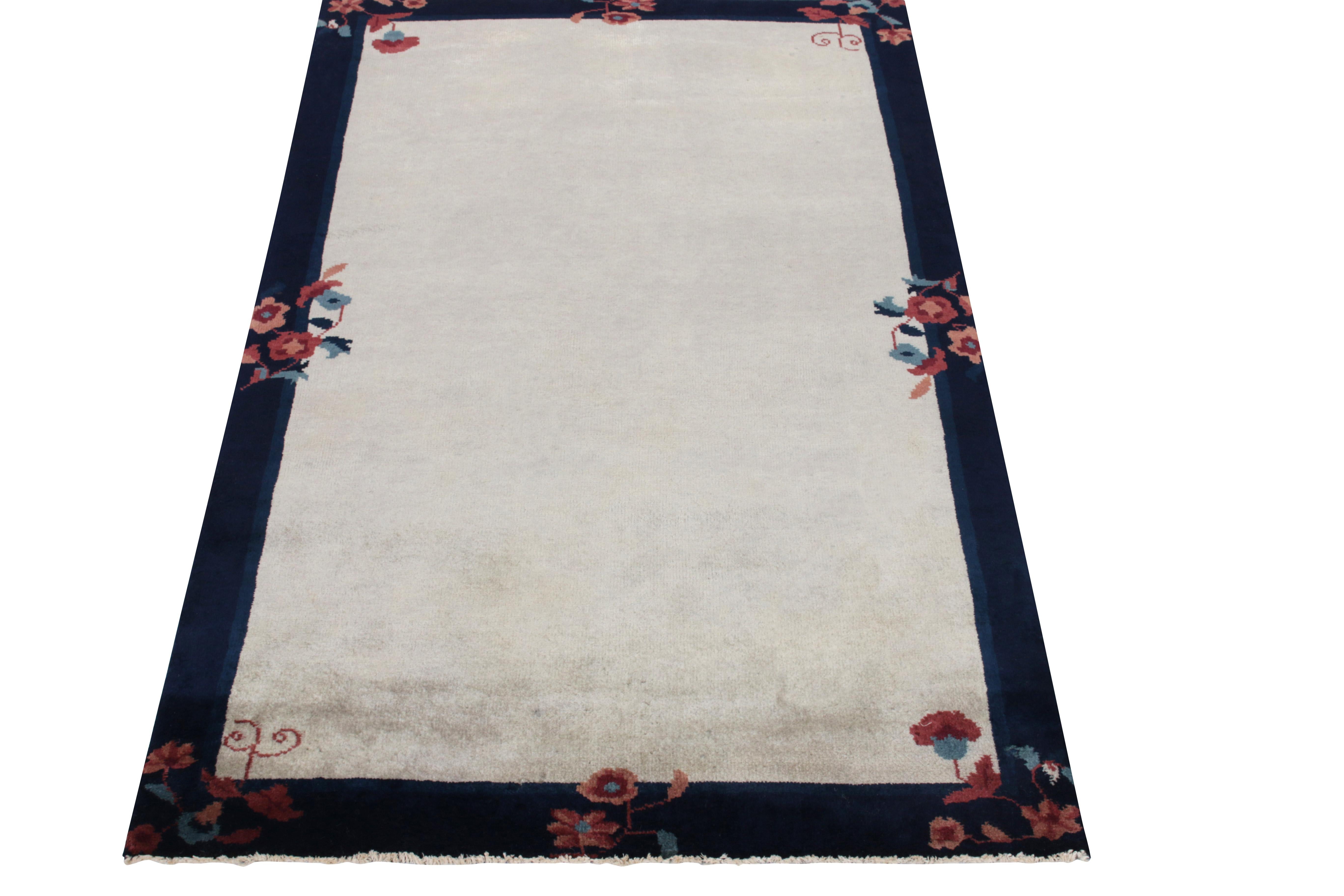 Inspiriert von den klassischen chinesischen Art-Déco-Teppichen der 1920er Jahre, ein klassischer 3x5-Übergangsteppich aus der begehrten Antique & Vintage-Kollektion von Rug & Kilim. Elegante florale Muster entlang der tiefblauen Bordüren in