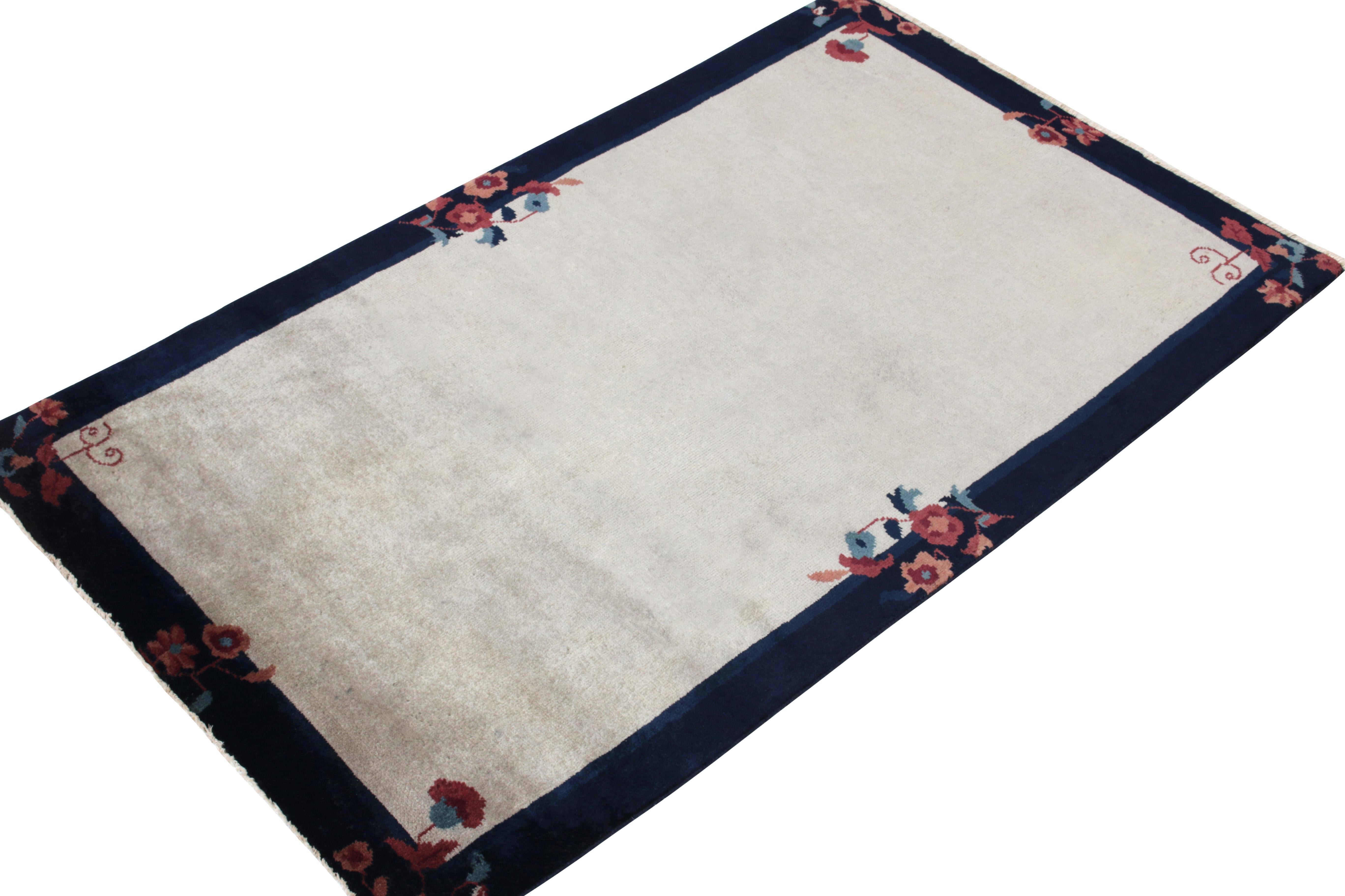 Chinesischer Deko-Teppich im Vintage-Stil in Grau mit offenem Feld und blauer Bordüre, geblümt von Teppich & Kelim (Art déco) im Angebot