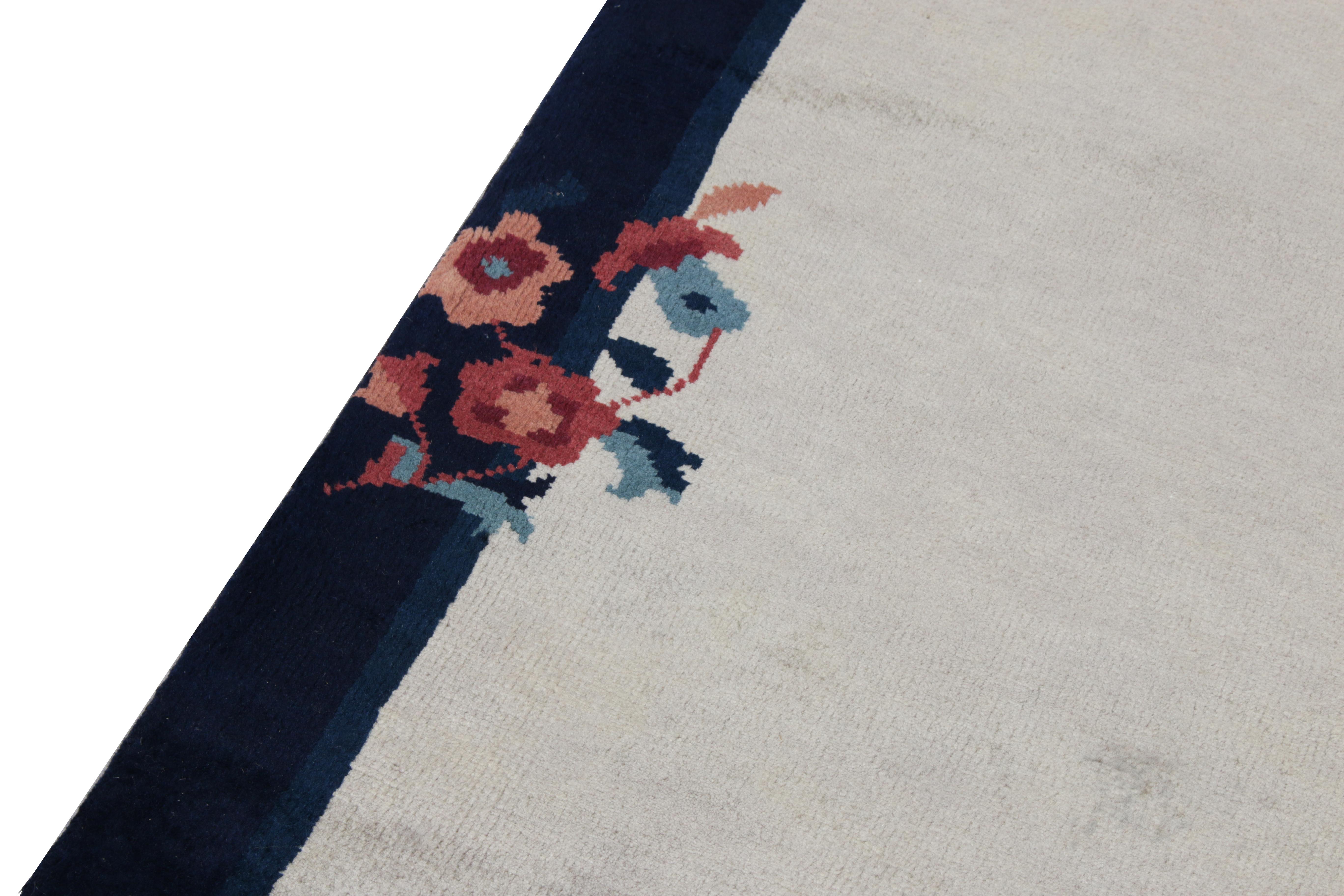Chinesischer Deko-Teppich im Vintage-Stil in Grau mit offenem Feld und blauer Bordüre, geblümt von Teppich & Kelim (Indisch) im Angebot
