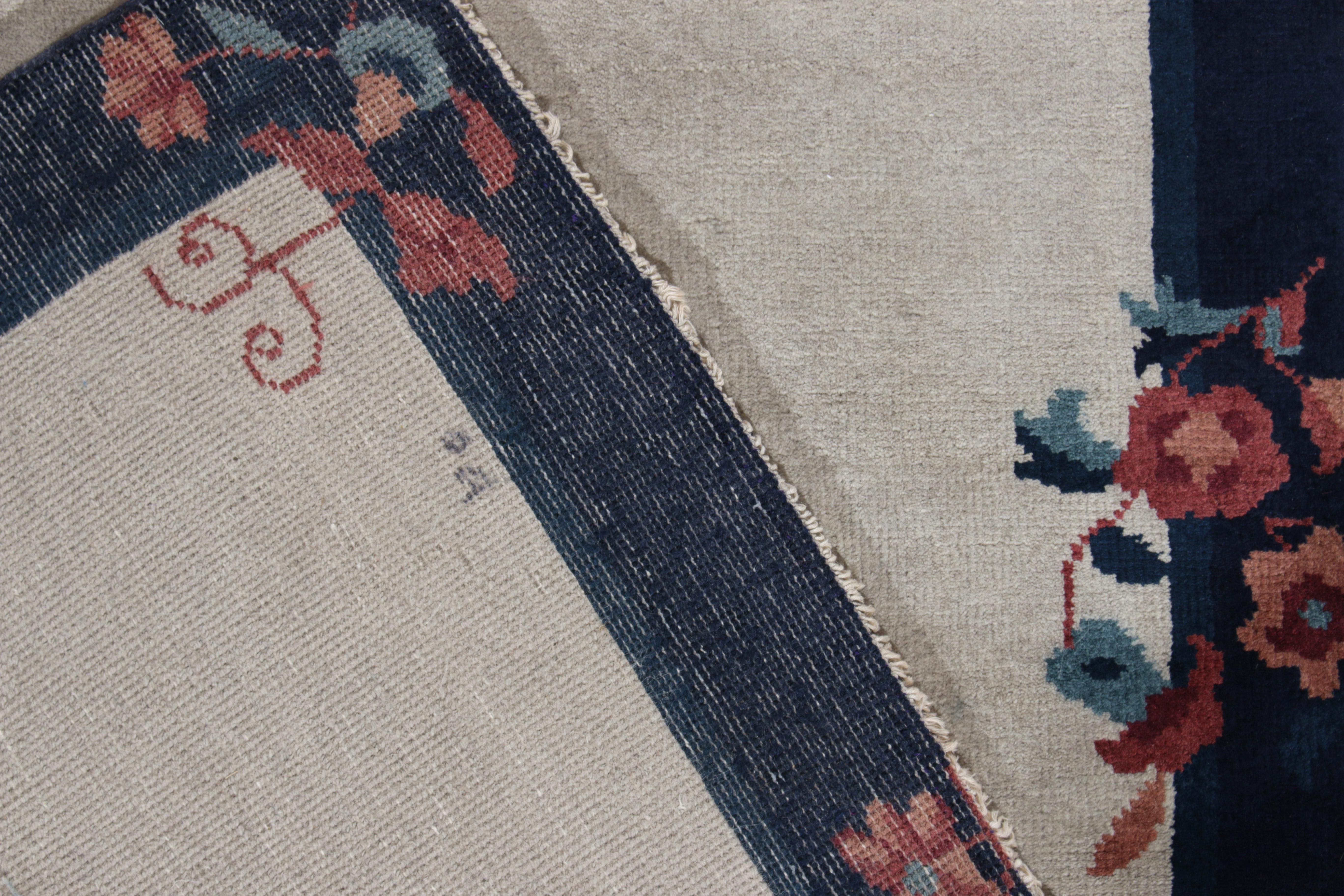 Chinesischer Deko-Teppich im Vintage-Stil in Grau mit offenem Feld und blauer Bordüre, geblümt von Teppich & Kelim (Handgeknüpft) im Angebot