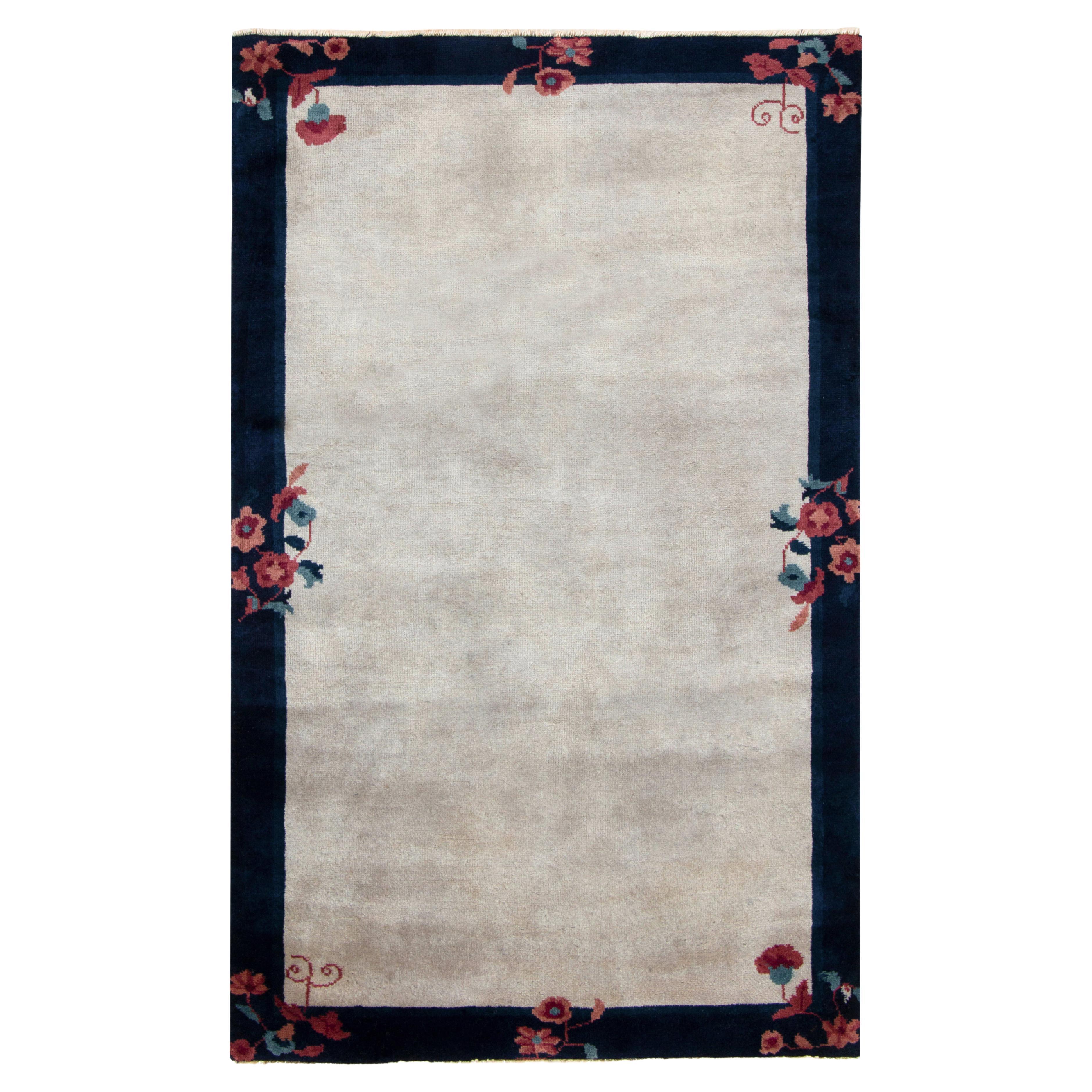 Chinesischer Deko-Teppich im Vintage-Stil in Grau mit offenem Feld und blauer Bordüre, geblümt von Teppich & Kelim