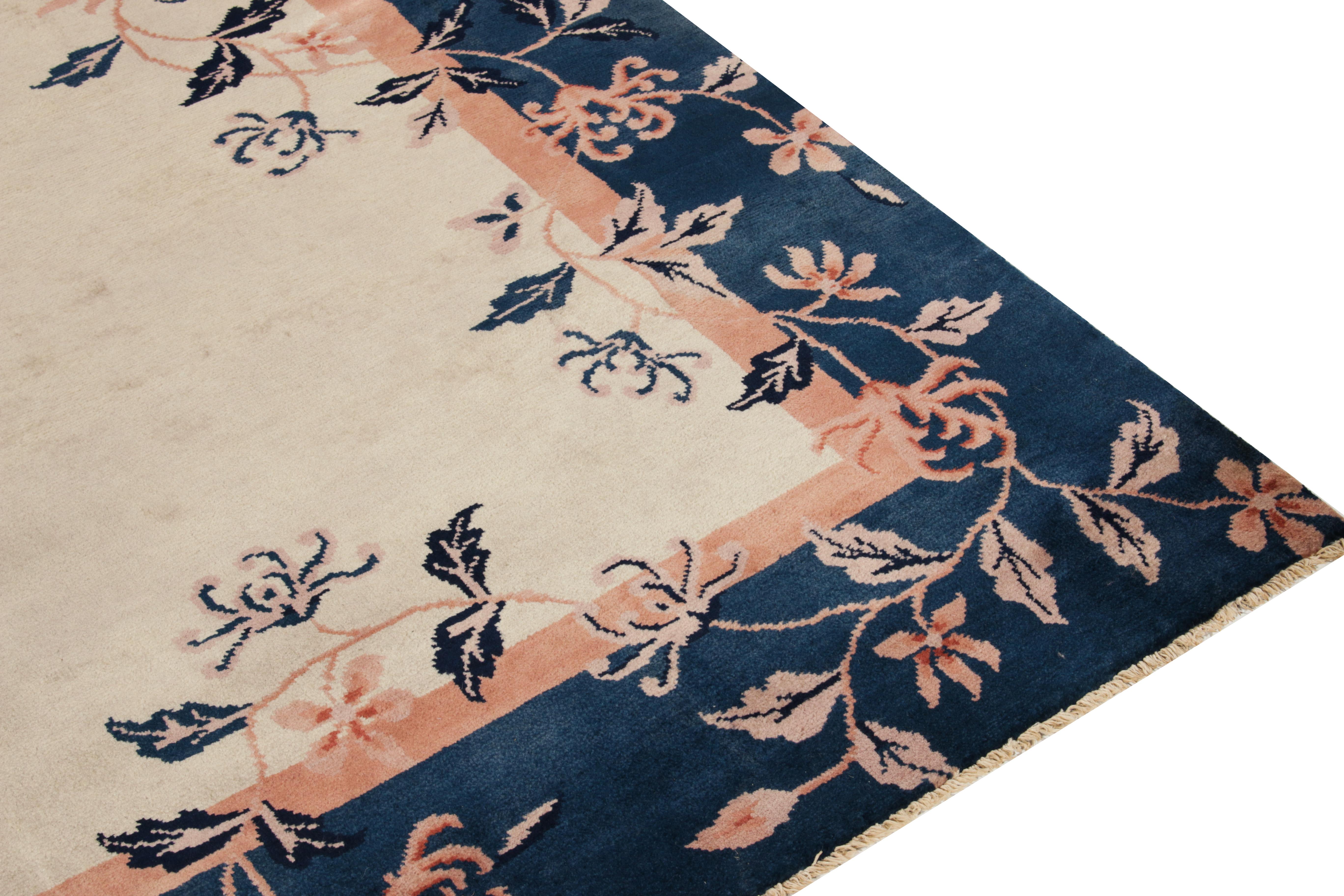 Chinesischer Deko-Teppich im Vintage-Stil in Beige, Blau und Pfirsich mit Blumenmuster von Teppich & Kelim (Handgeknüpft) im Angebot