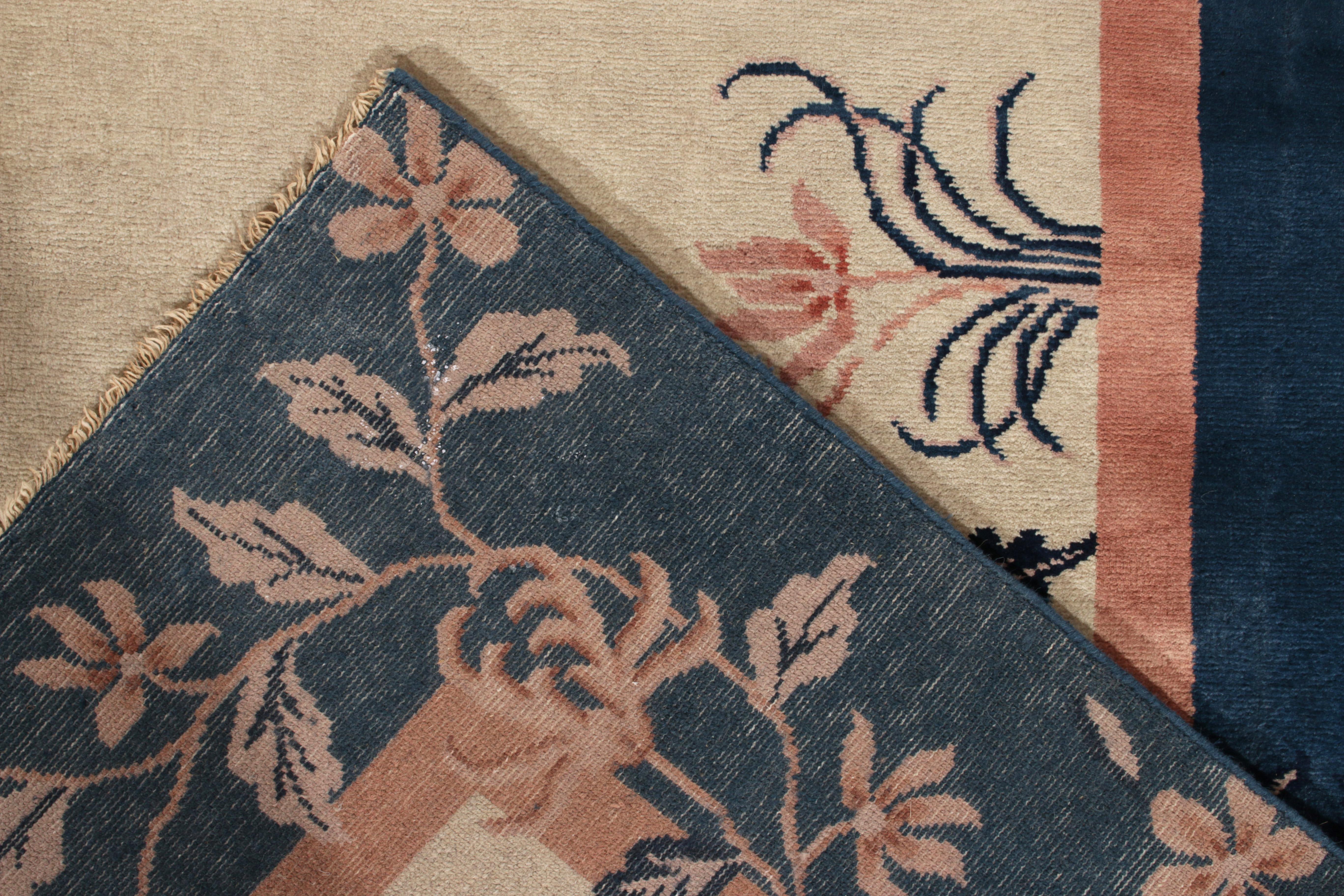 Chinesischer Deko-Teppich im Vintage-Stil in Beige, Blau und Pfirsich mit Blumenmuster von Teppich & Kelim im Zustand „Gut“ im Angebot in Long Island City, NY