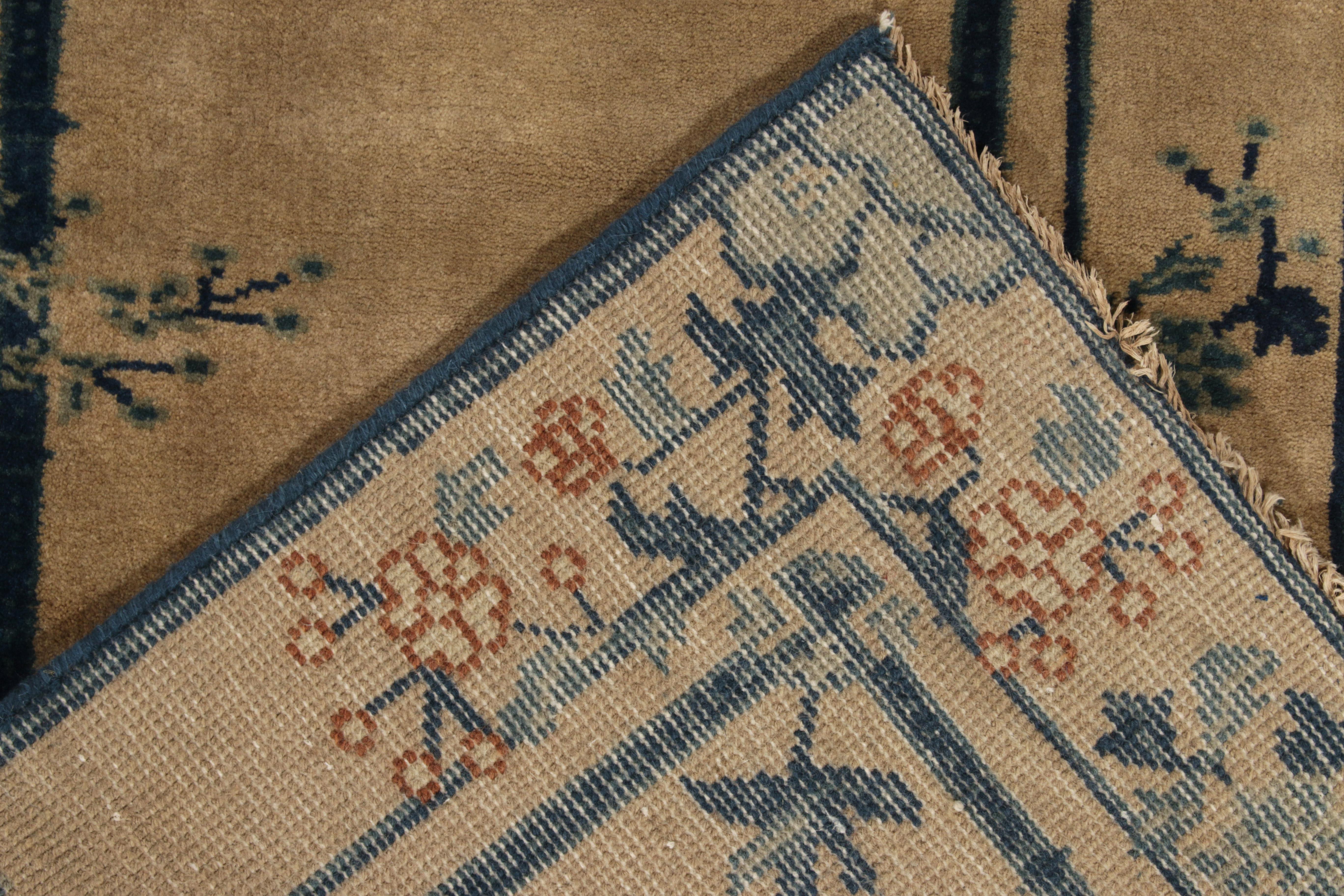 Chinesischer Deko-Teppich im Vintage-Stil in Beige, Blau und Grün mit Blumenmuster von Teppich & Kelim (Handgeknüpft) im Angebot