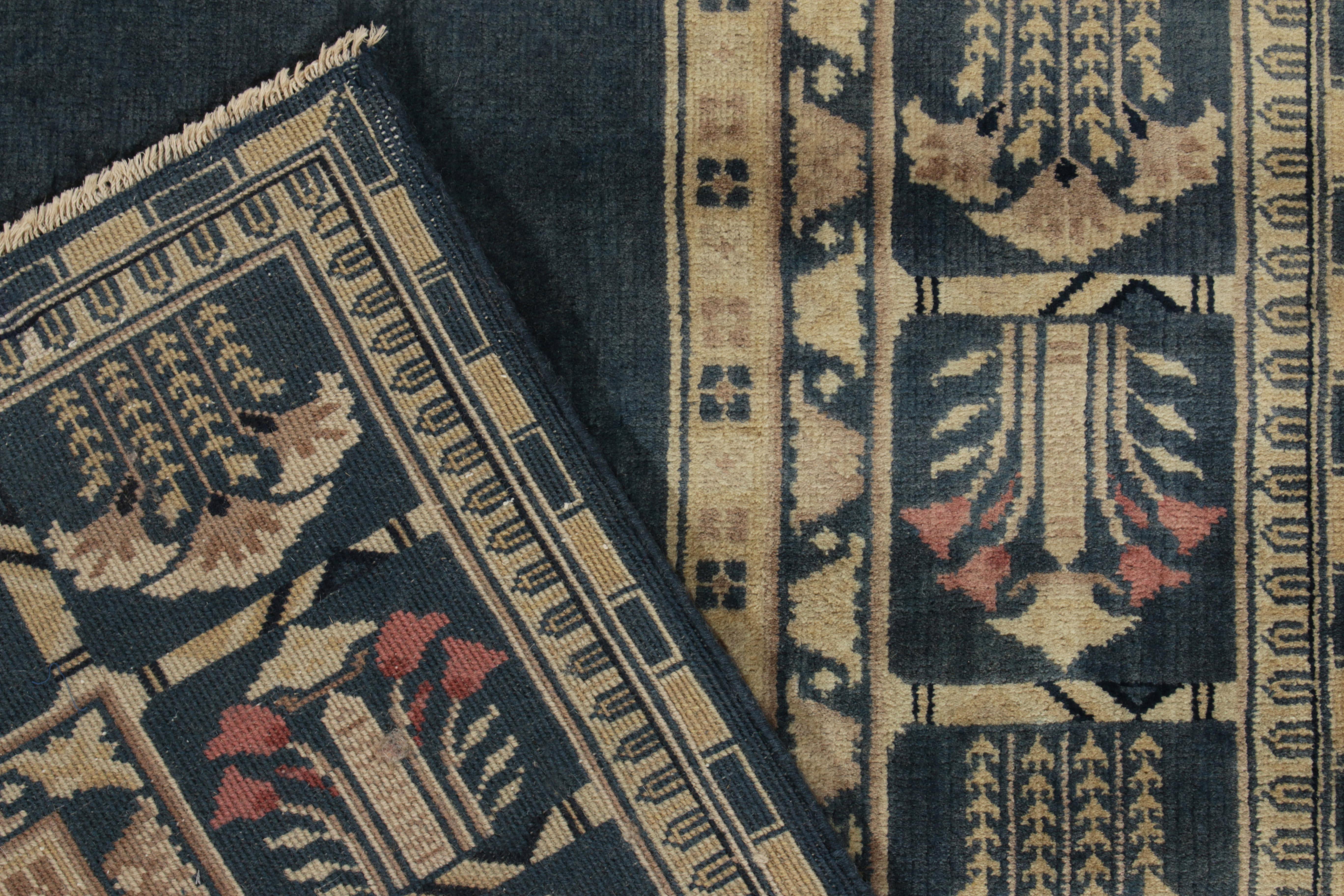 Chinesischer Deko-Teppich im Vintage-Stil in Blau, Beige und Braun mit Blumenmuster von Teppich & Kelim (Handgeknüpft) im Angebot