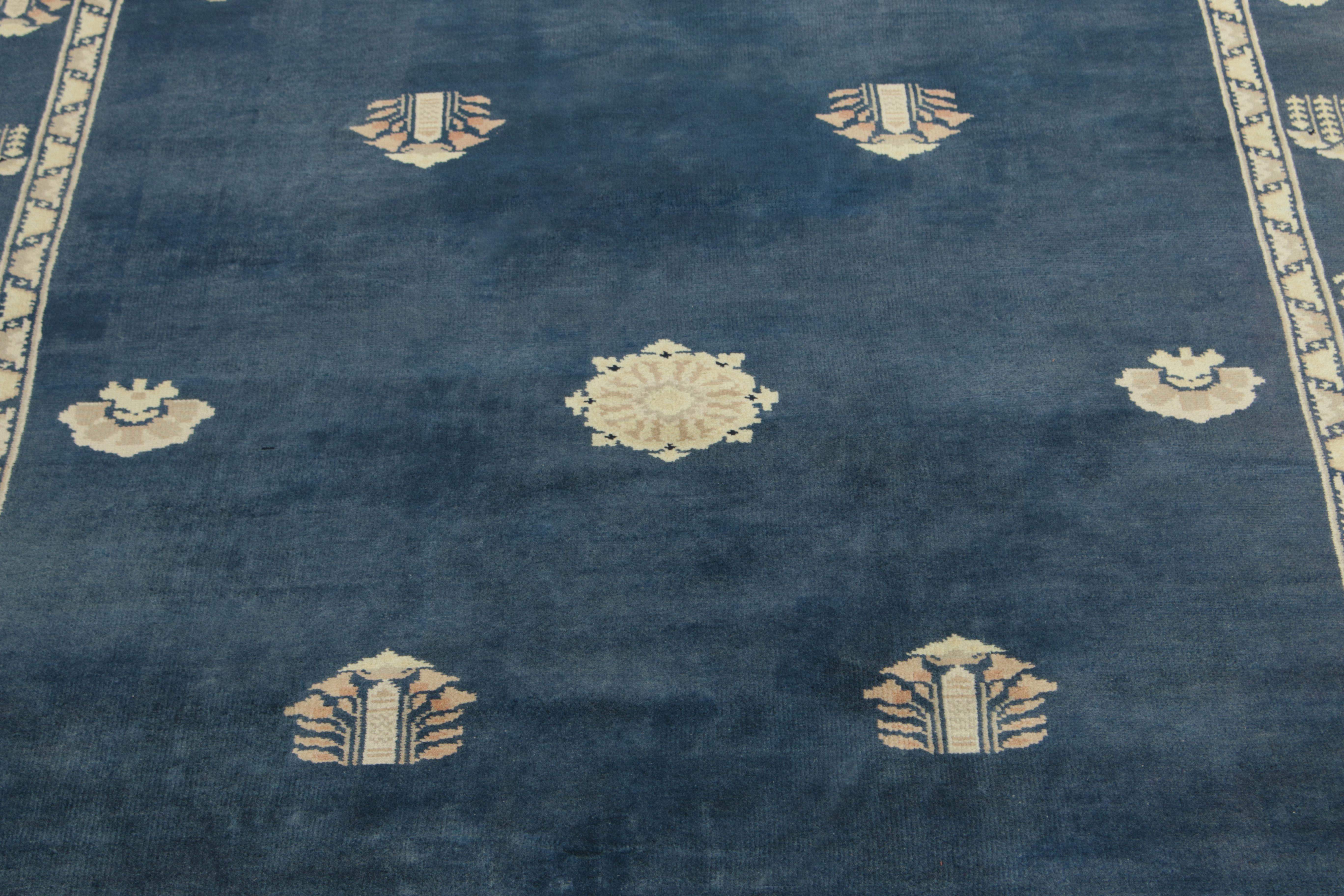 Chinesischer Deko-Teppich im Vintage-Stil in Blau & Grau mit Blumenmuster von Teppich & Kelim (Indisch) im Angebot