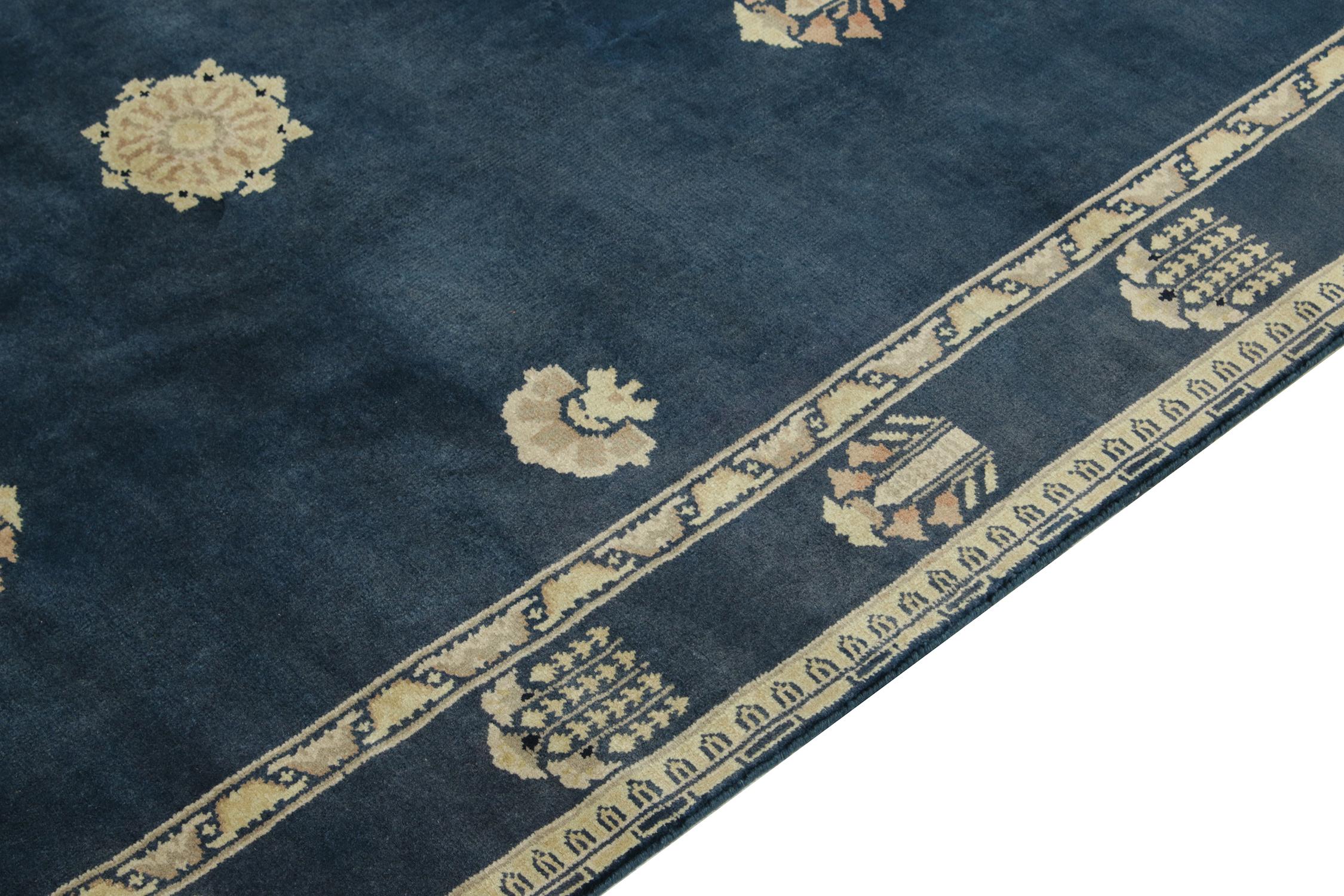 Chinesischer Deko-Teppich im Vintage-Stil in Blau & Grau mit Blumenmuster von Teppich & Kelim (Handgeknüpft) im Angebot