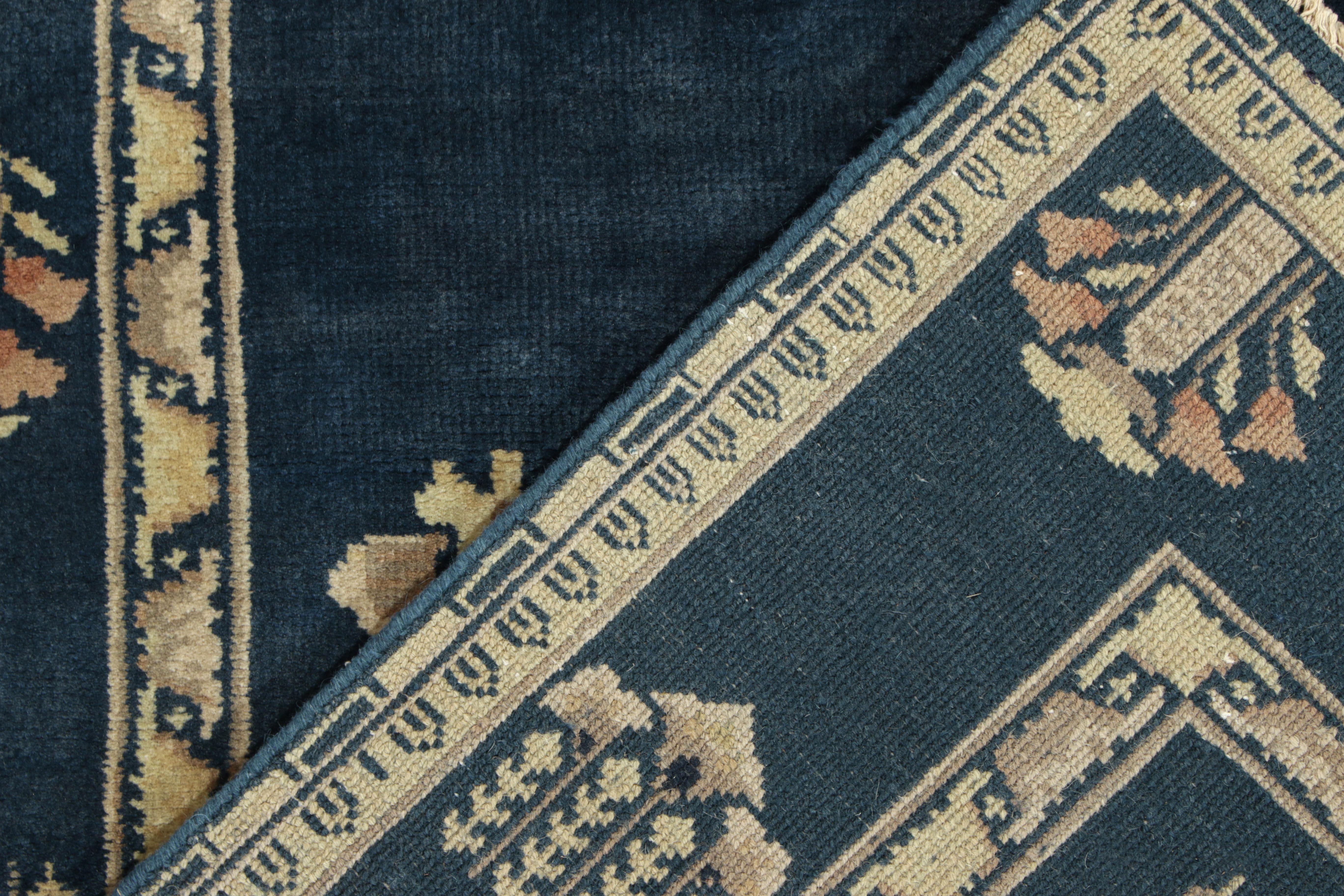 Chinesischer Deko-Teppich im Vintage-Stil in Blau & Grau mit Blumenmuster von Teppich & Kelim im Zustand „Gut“ im Angebot in Long Island City, NY