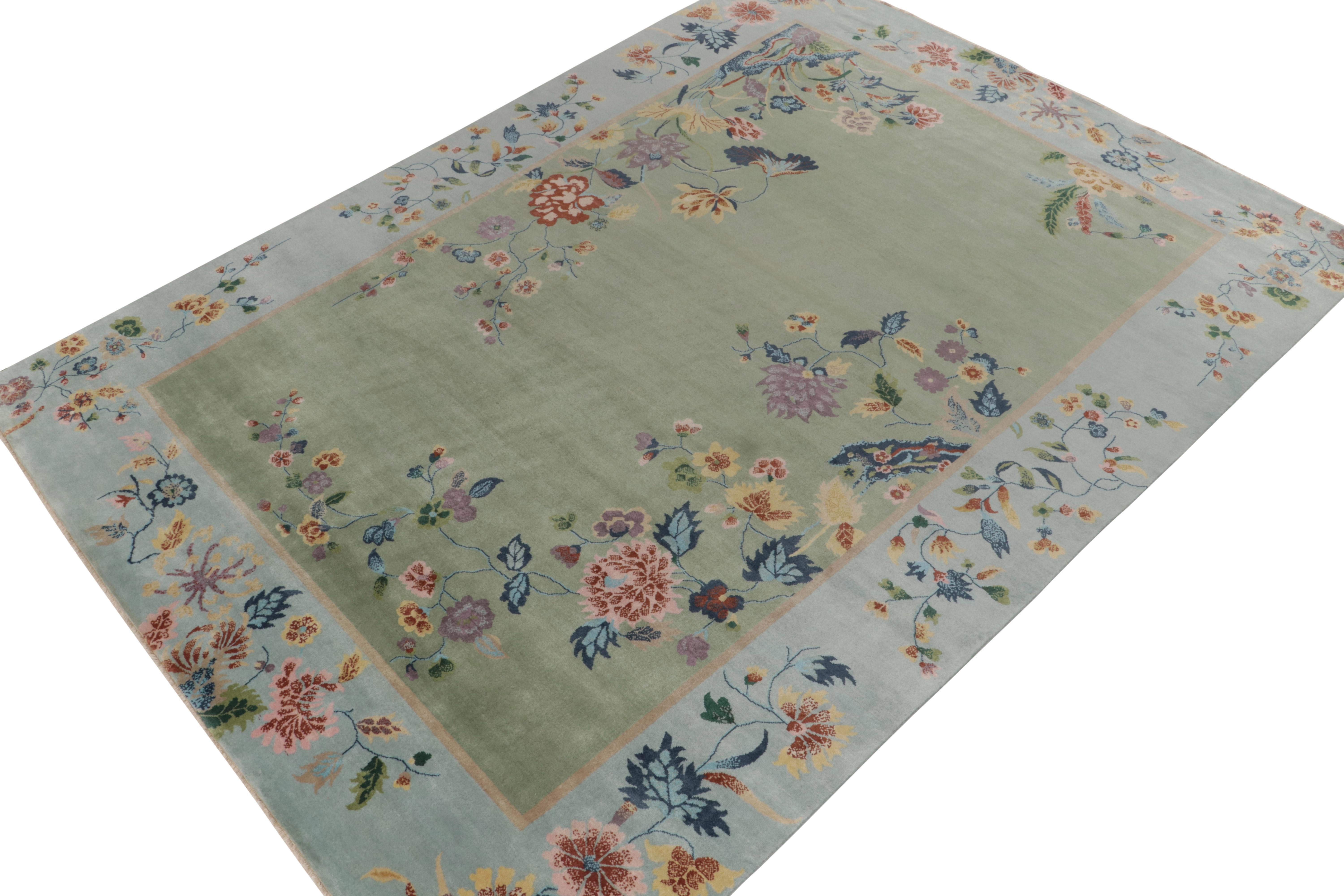 Noué à la main en laine, ce 10x14 est une ode aux tapis Art Déco chinois de la nouvelle collection Deco de Rug & Kilim. 

Sur le design : Cette pièce ornée de bijoux présente un champ vert pastel magnifiquement entouré d'une bordure bleue douce,