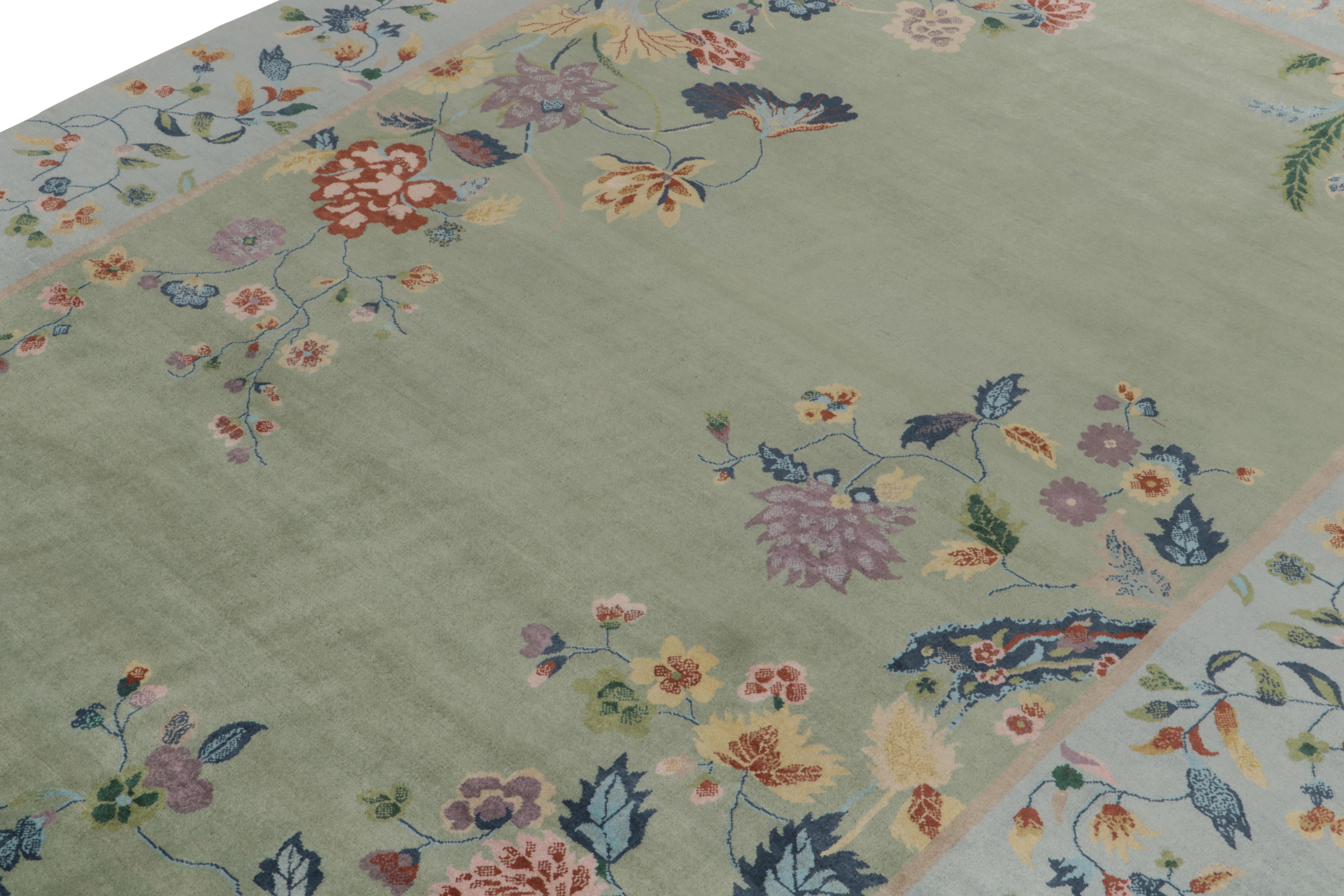 Indien Tapis et tapis Kilims de style déco chinois en vert avec bordure bleue et motifs floraux en vente