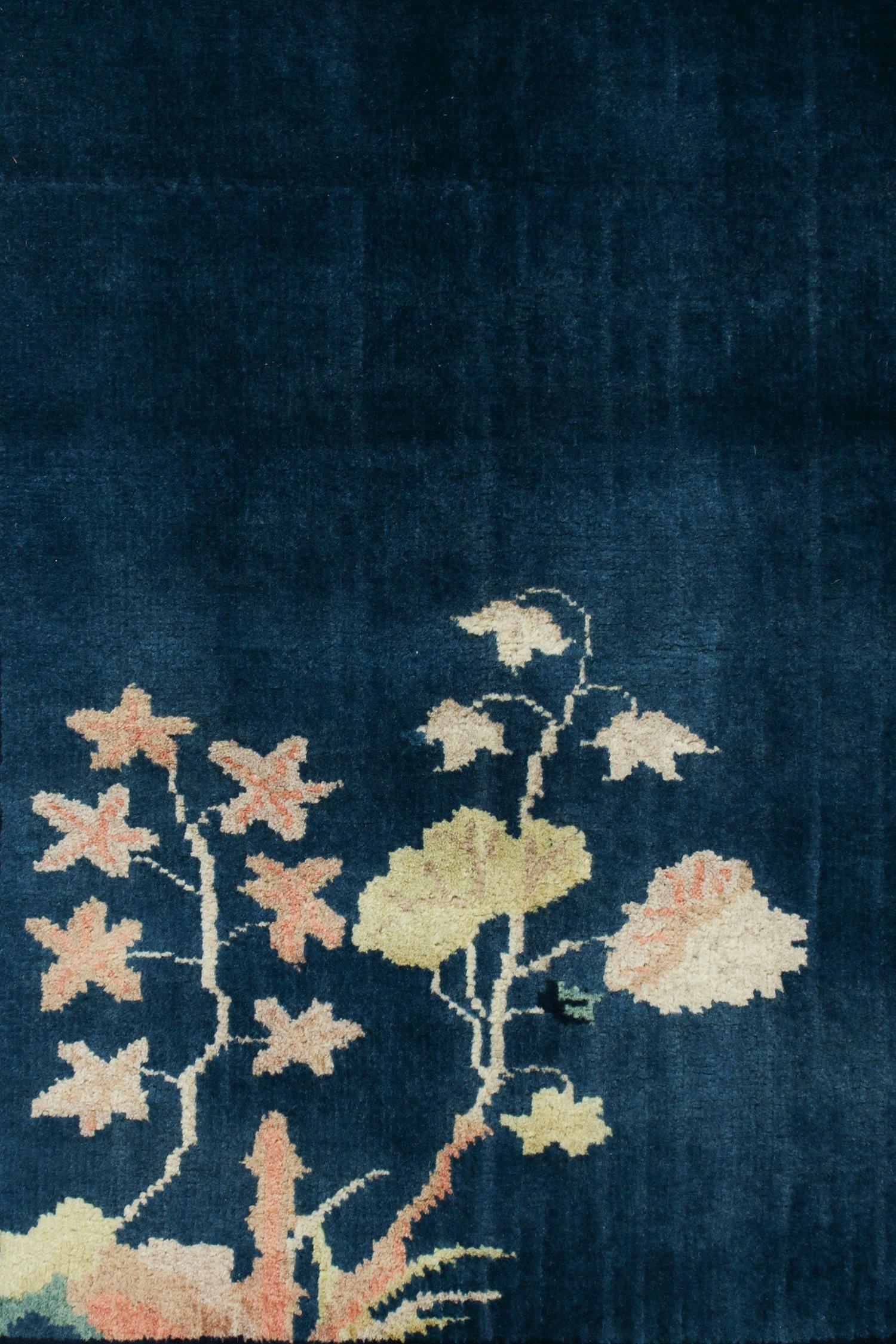 Chinesischer Deko-Teppich im Vintage-Stil in Blau mit offenem Feld und Blumenmuster von Teppich & Kelim (Indisch) im Angebot