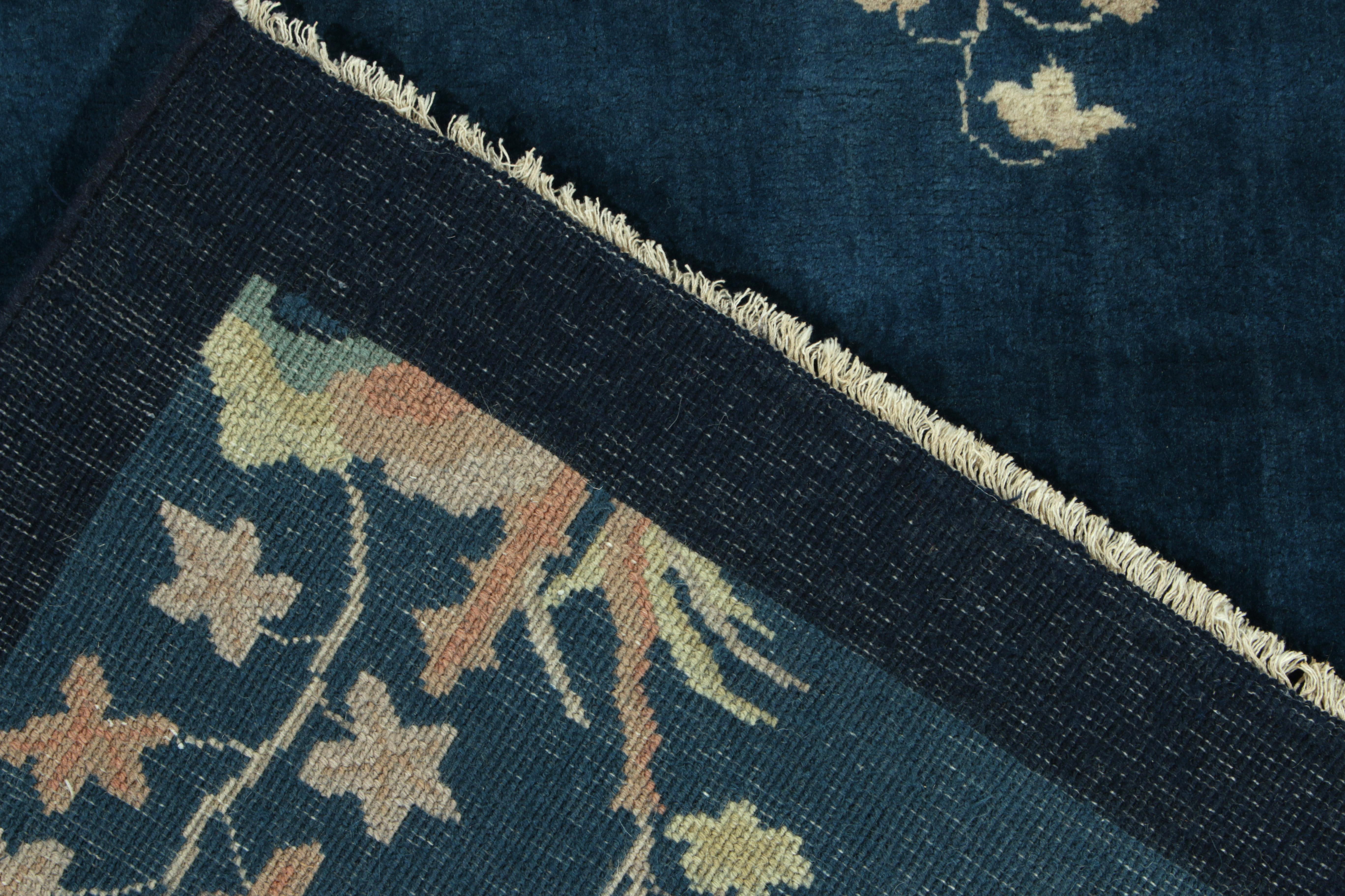 Chinesischer Deko-Teppich im Vintage-Stil in Blau mit offenem Feld und Blumenmuster von Teppich & Kelim (Handgeknüpft) im Angebot