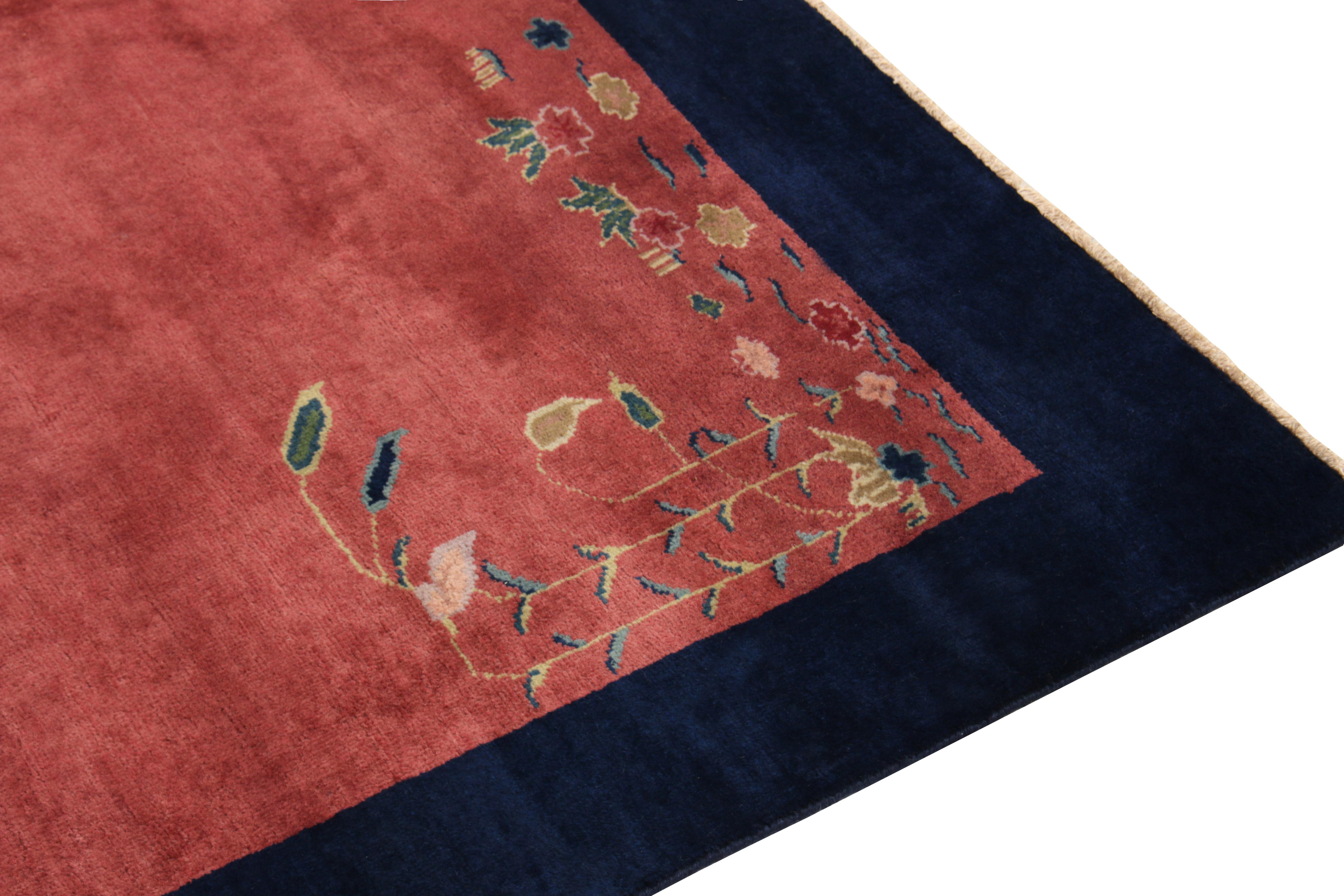 Chinesischer Vintage-Teppich im Deko-Stil im Vintage-Stil in Koralle Rot, Blau mit Blumenmuster von Teppich & Kelim (Handgeknüpft) im Angebot