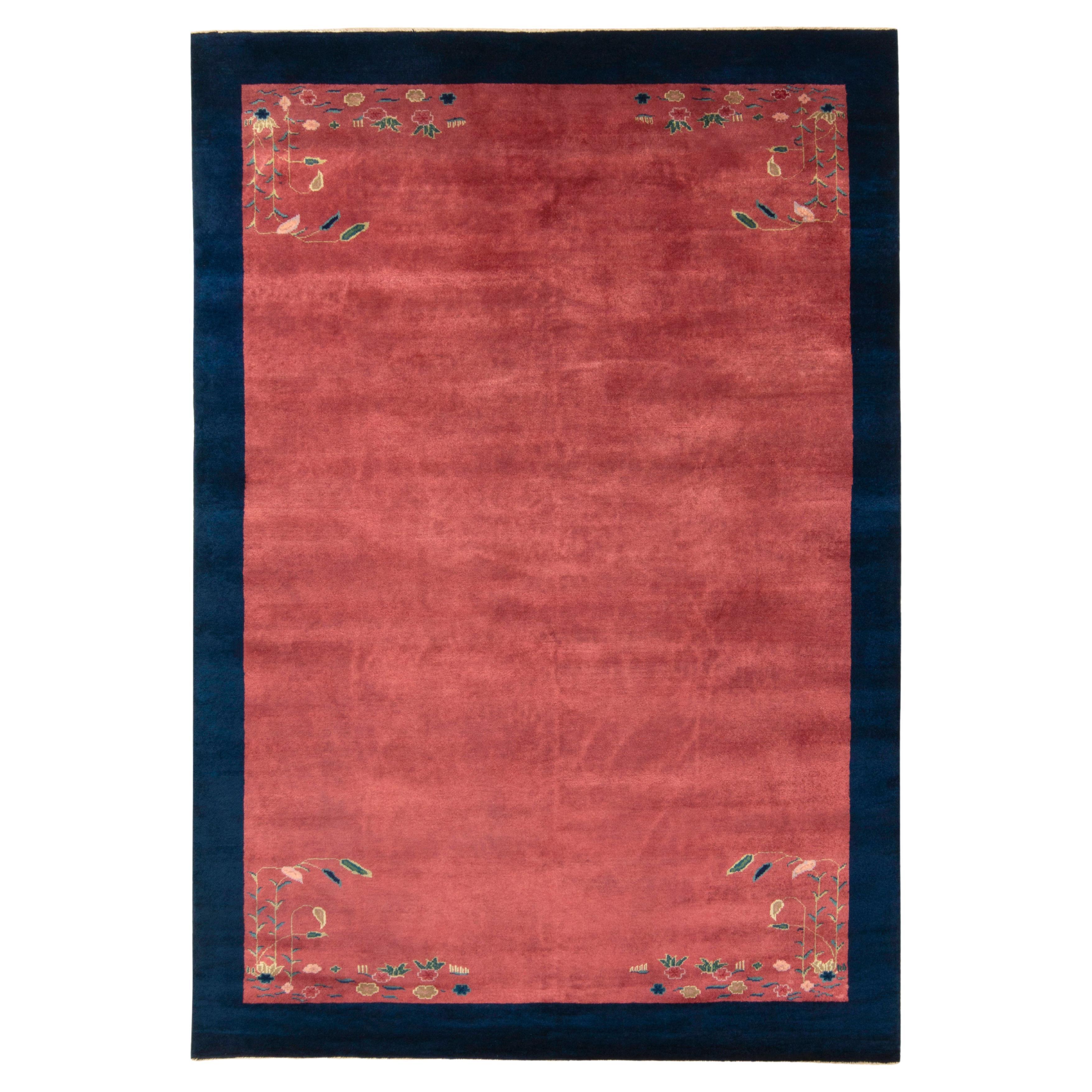 Tapis vintage de style déco chinois en rouge corail, motif floral bleu par Rug & Kilim en vente