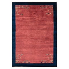 Tapis vintage de style déco chinois en rouge corail, motif floral bleu par Rug & Kilim