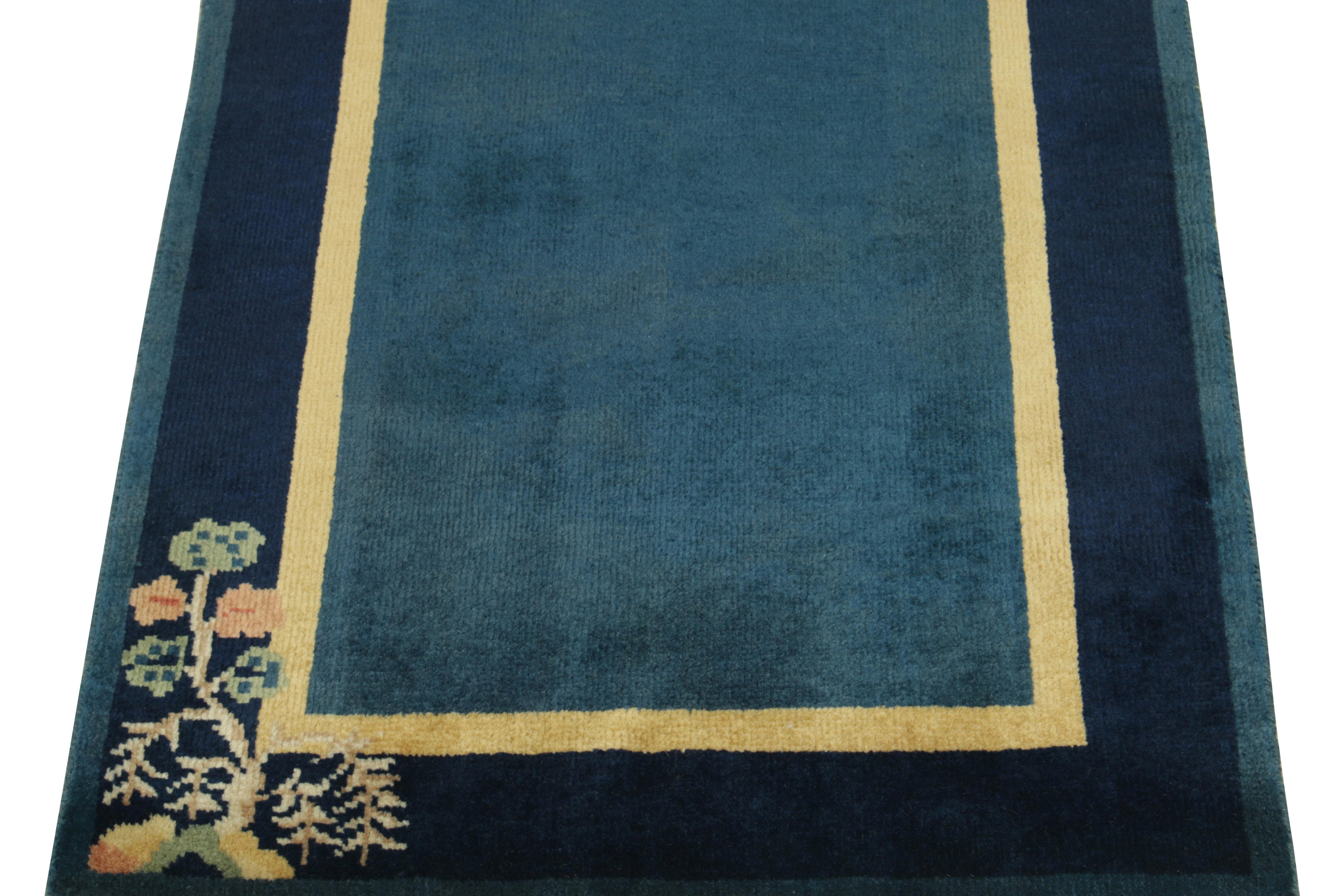Chinesischer Deko-Teppich im Vintage-Stil in Blau, Gold mit Blumenmuster von Teppich & Kelim (Indisch) im Angebot