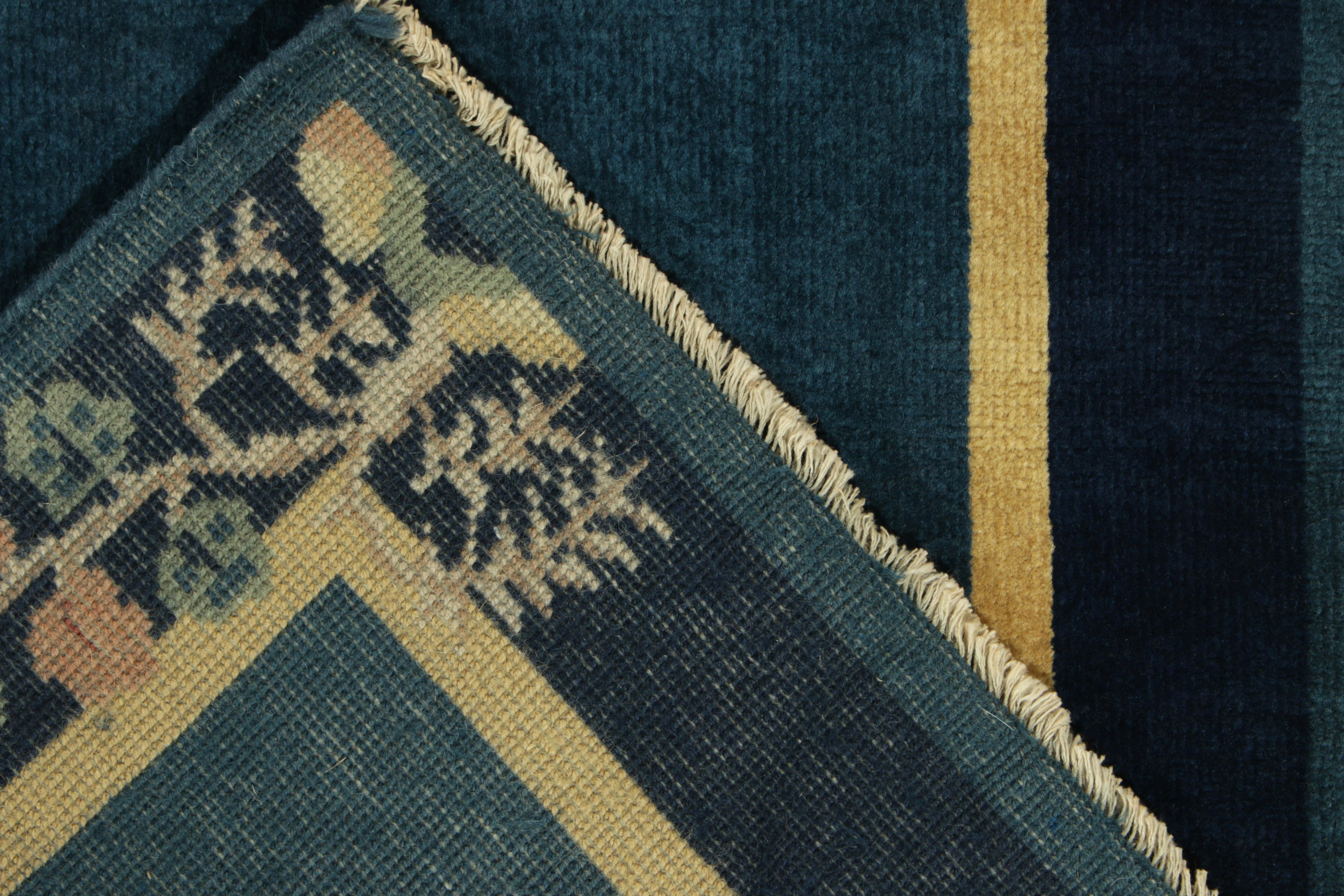 Chinesischer Deko-Teppich im Vintage-Stil in Blau, Gold mit Blumenmuster von Teppich & Kelim (Handgeknüpft) im Angebot