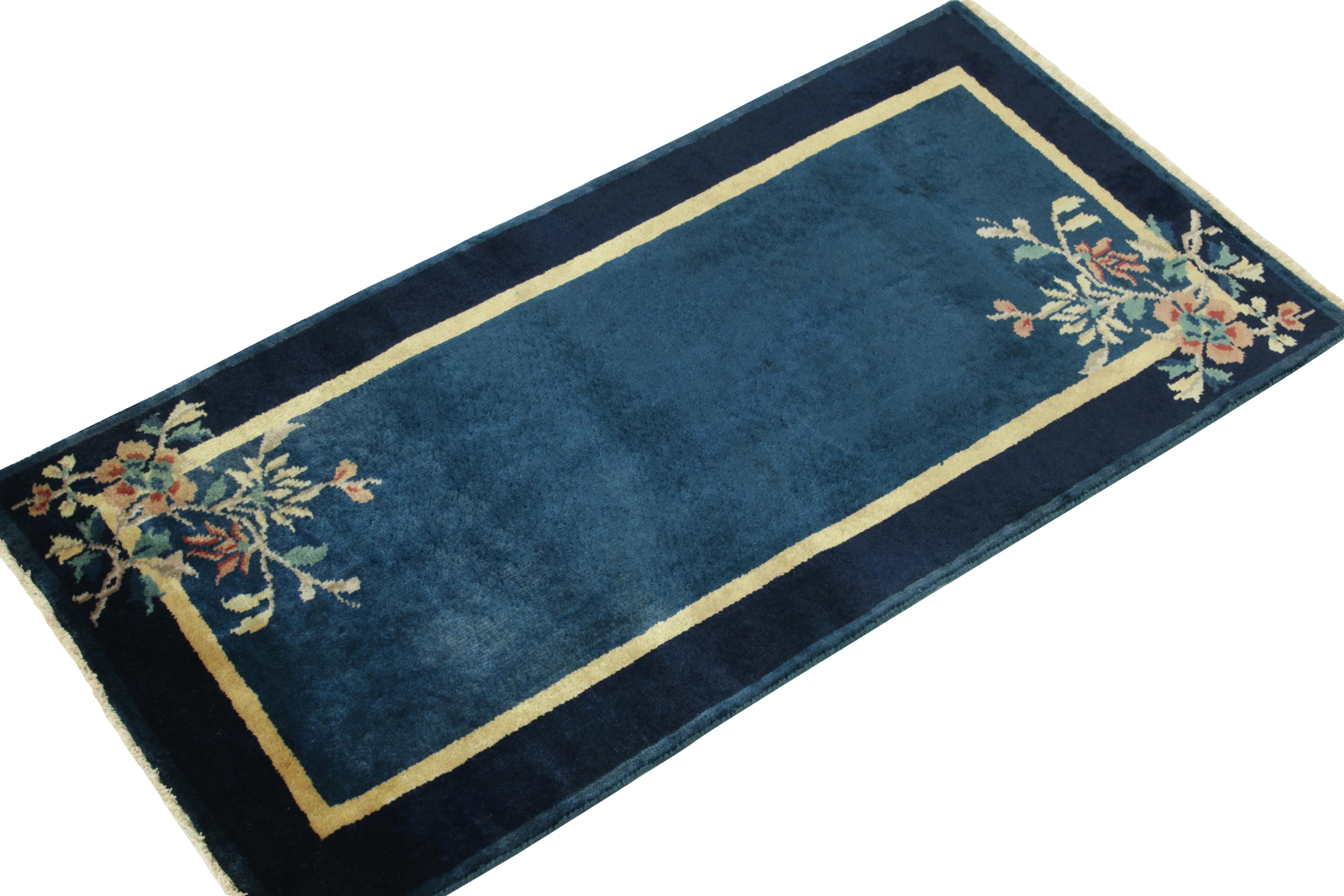 Chinesischer Deko-Teppich im Vintage-Stil in Blau-Gold mit hellem Blumenmuster von Teppich & Kelim (Art déco) im Angebot