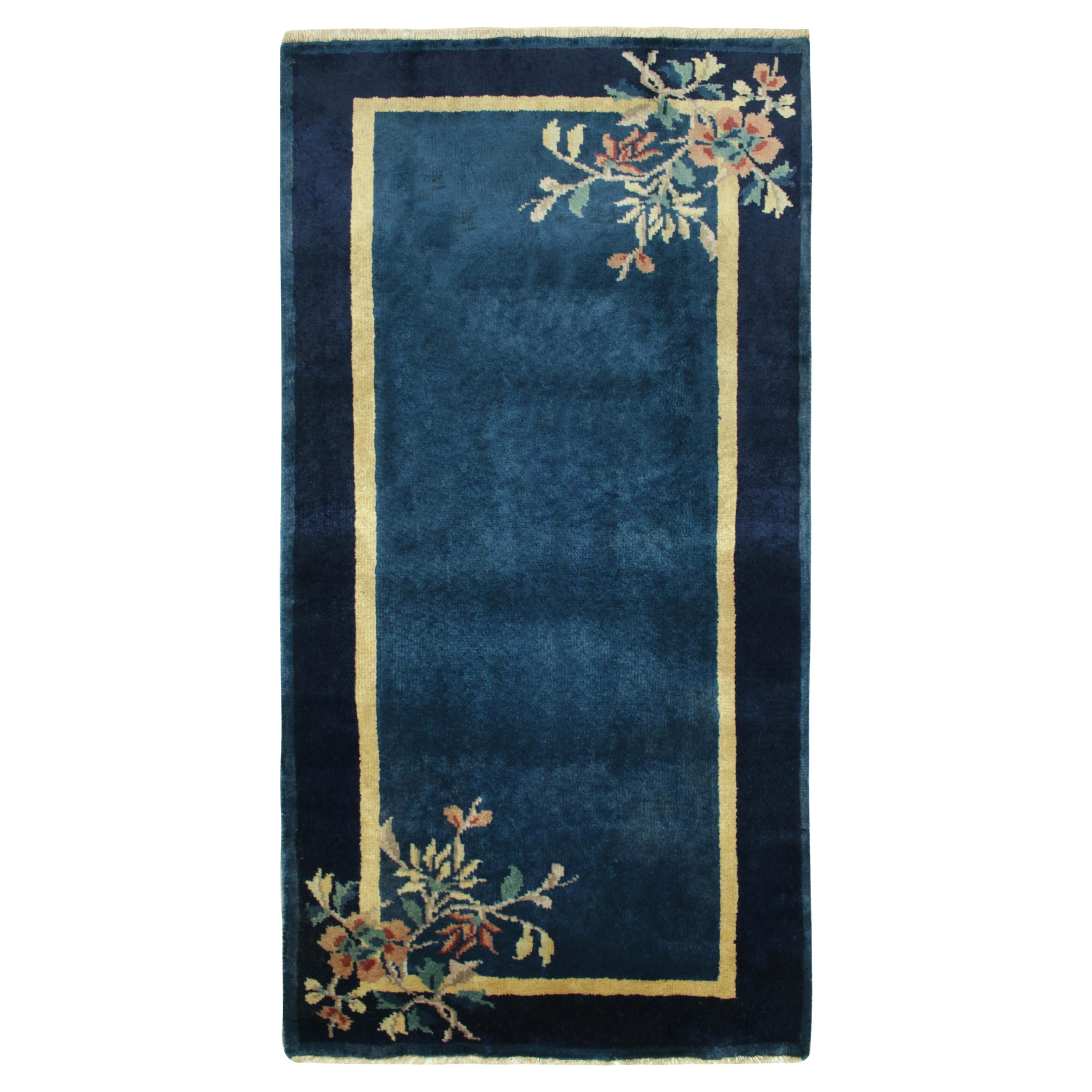 Chinesischer Deko-Teppich im Vintage-Stil in Blau-Gold mit hellem Blumenmuster von Teppich & Kelim im Angebot