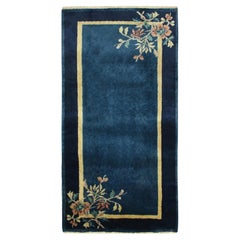 Chinesischer Deko-Teppich im Vintage-Stil in Blau-Gold mit hellem Blumenmuster von Teppich & Kelim