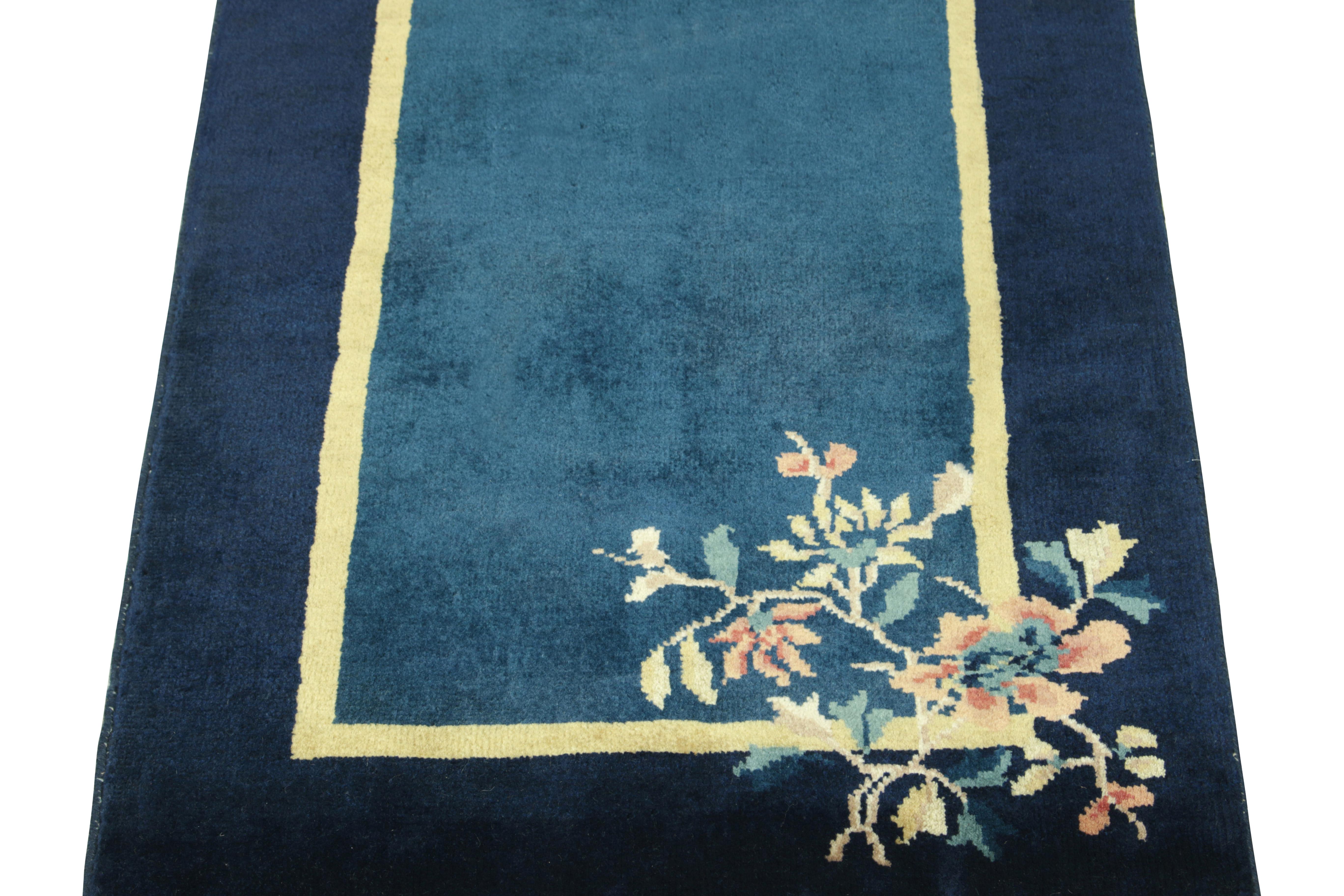 Chinesischer Deko-Teppich im Vintage-Stil in Blau, Gold, Grün mit Blumenmuster von Teppich & Kelim (Art déco) im Angebot