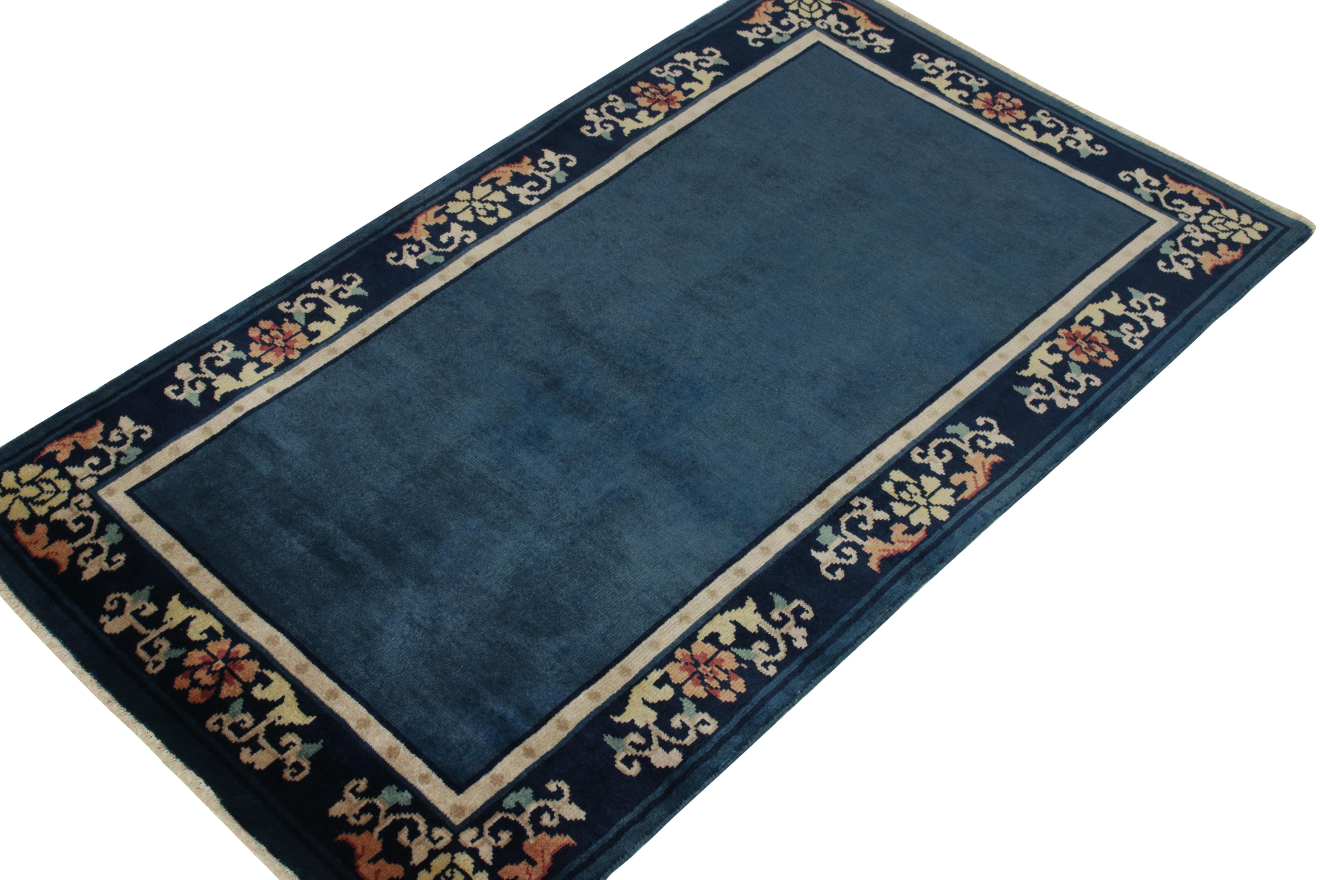 Chinesischer Vintage-Teppich im Deko-Stil im Vintage-Stil in Tiefblau mit Blumenmuster von Teppich & Kelim (Art déco)