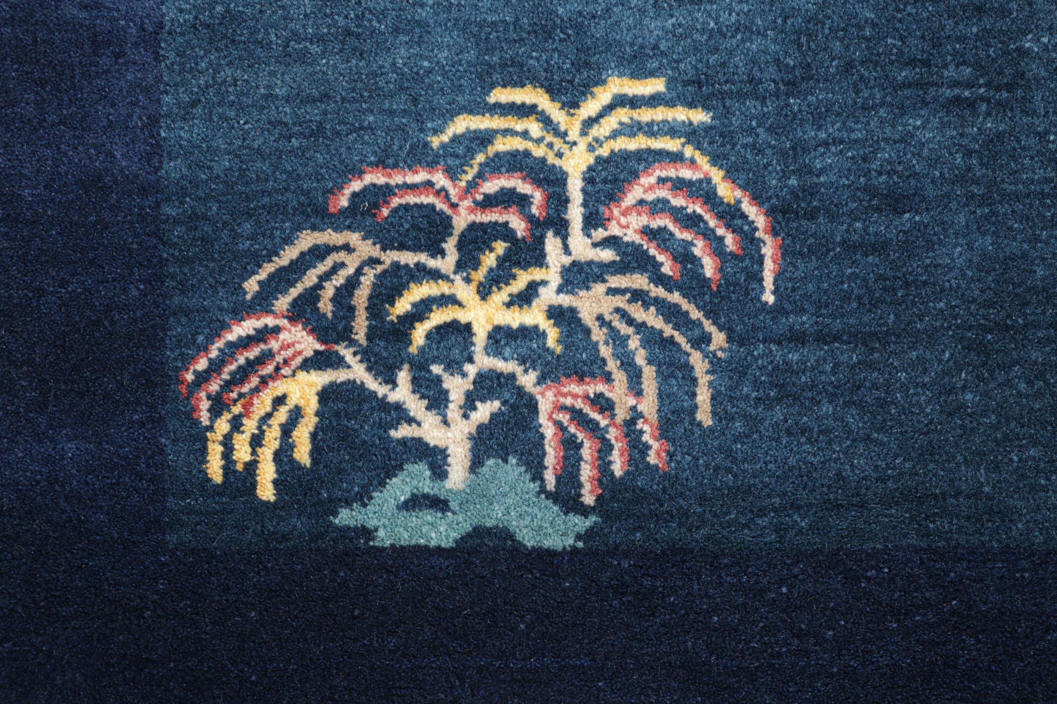 Alfombra vintage de estilo Deco chino con estampado floral azul pastel by Rug & Kilim Art Decó en venta