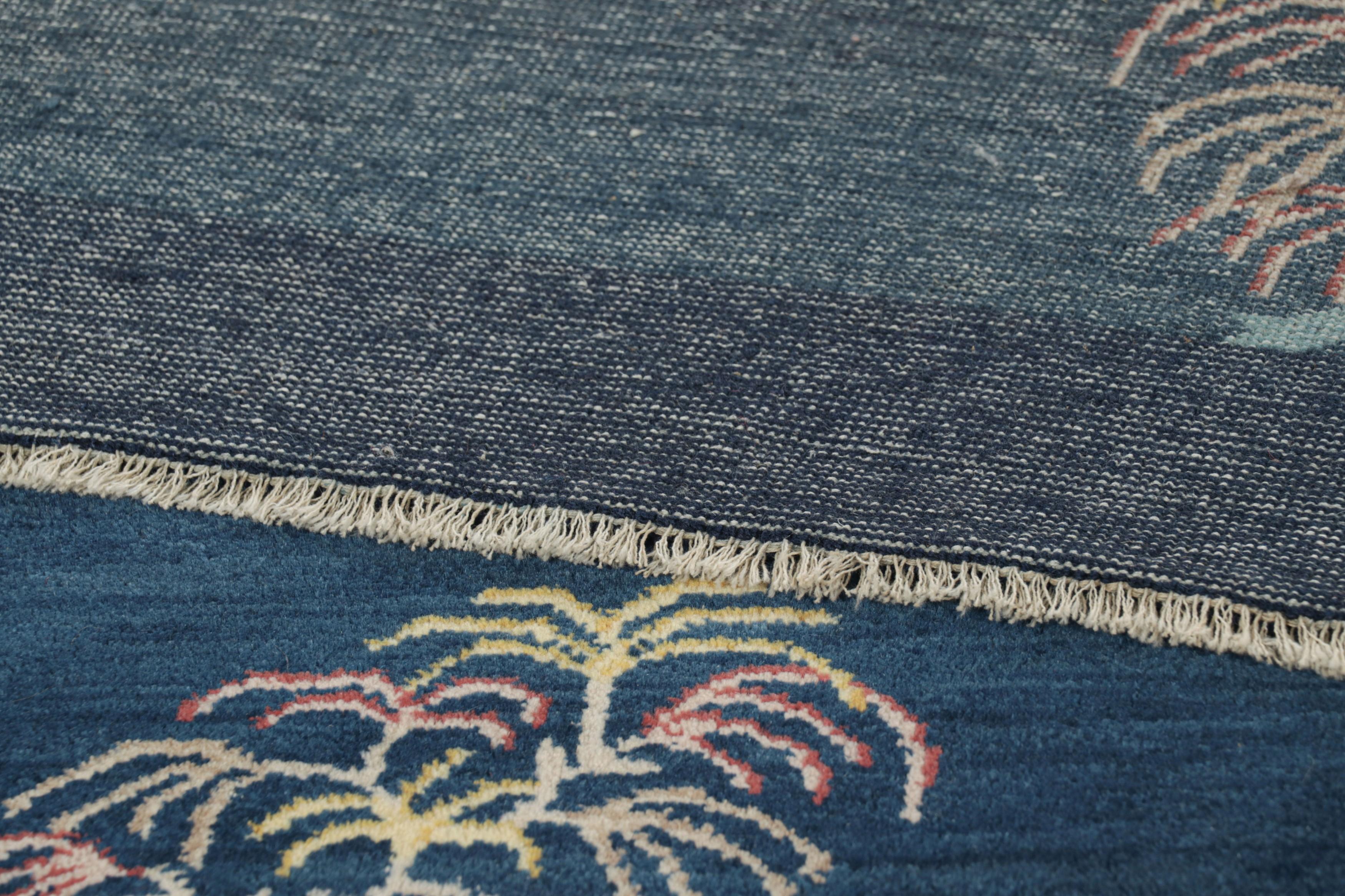 Alfombra vintage de estilo Deco chino con estampado floral azul pastel by Rug & Kilim finales del siglo XX en venta