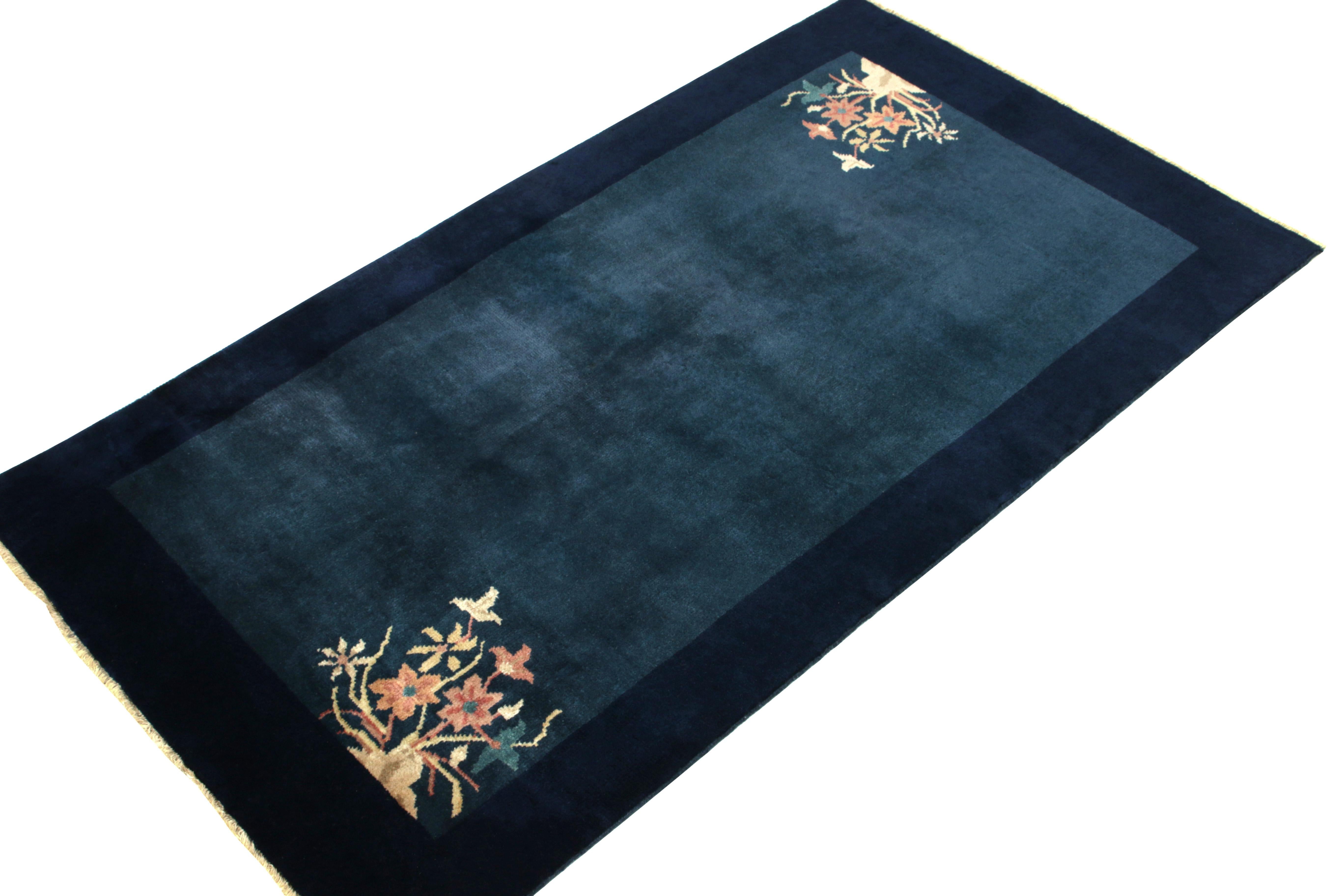 Chinesischer Deko-Teppich im Vintage-Stil in Blau, Rot und Beige mit Blumenmuster von Teppich & Kelim (Art déco) im Angebot